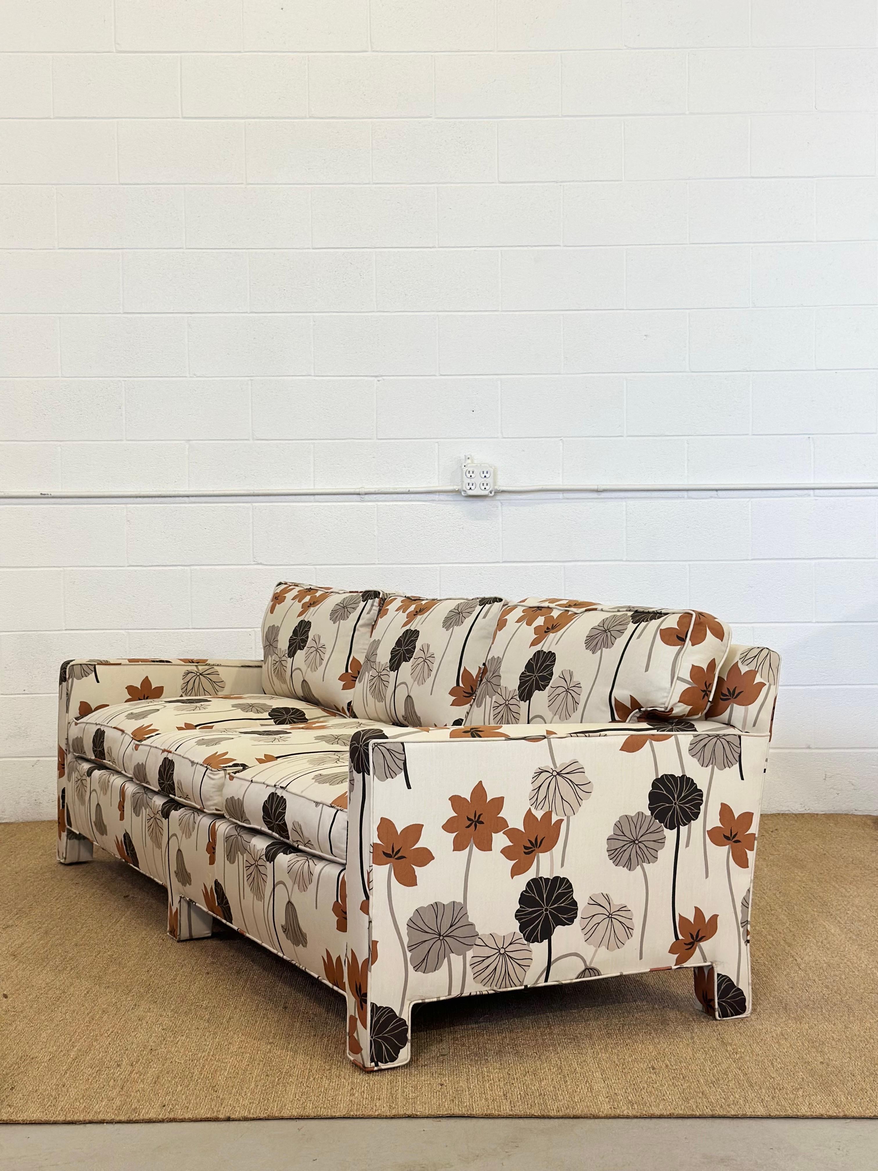 Sofá de tres plazas Vintage Drexel Heritage Floral Marfil Parsons finales del siglo XX en venta