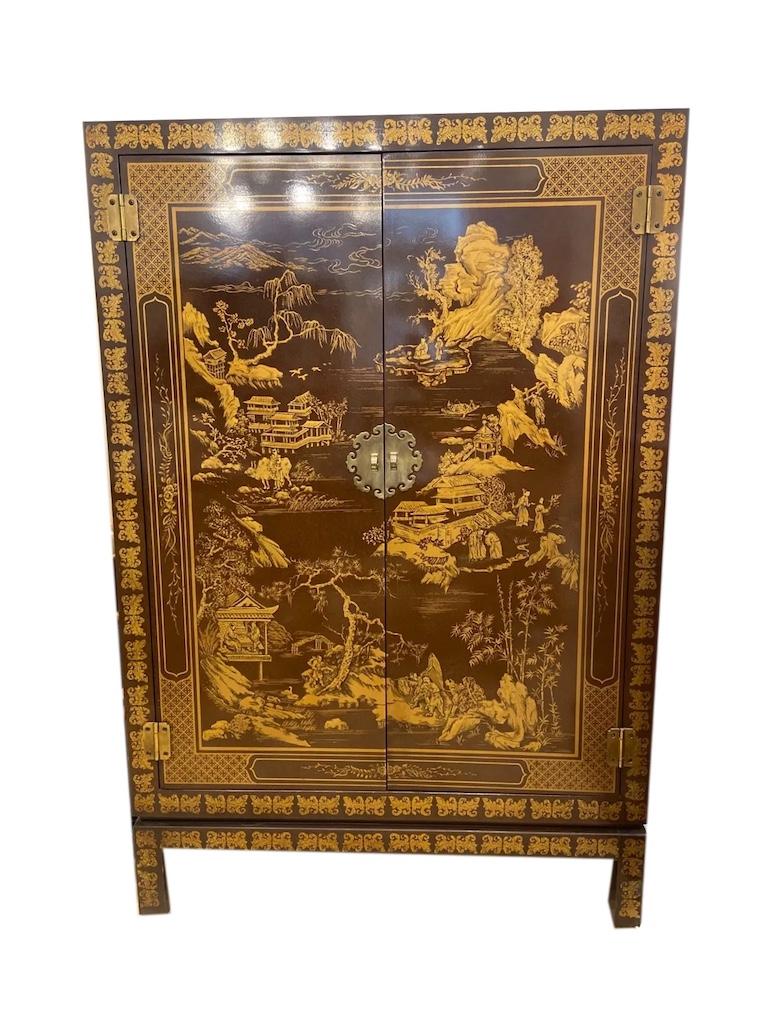 Ein beleuchteter Chinoiserie-Schrank von Drexel Heritage mit Spiegelrückwand und Innenbeleuchtung. 

Mit detaillierten Abbildungen orientalischer Szenen auf den Schranktüren und Seiten. 

Die Griffe sind aus gebürstetem Metall und haben ein