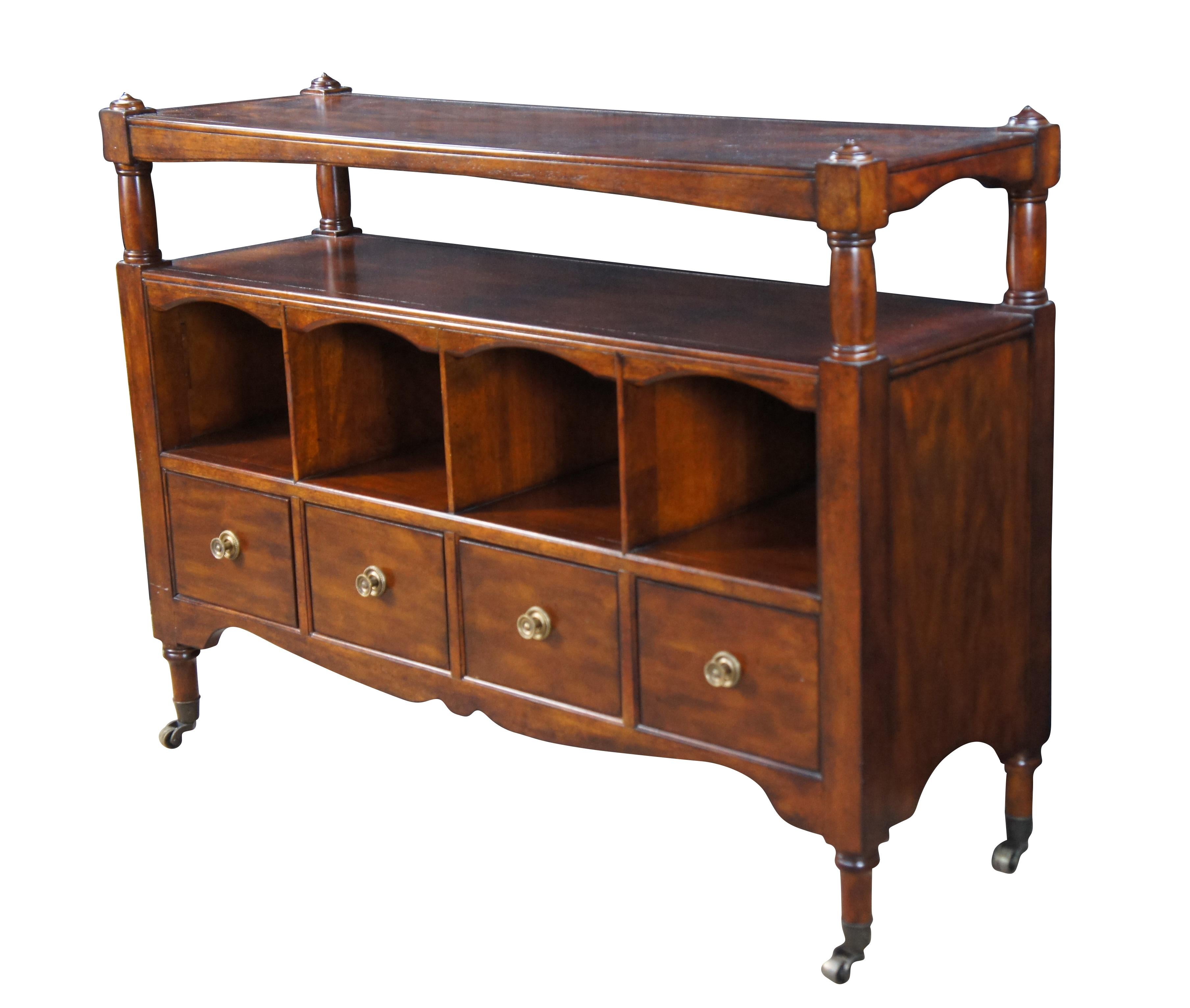 Vintage Drexel Heritage table de canapé / console de service / buffet / sideboard / chariot de bar / table de hall.  Fabriquée en acajou, elle présente un design polyvalent avec plusieurs niveaux, y compris des étagères, des casiers et des tiroirs,