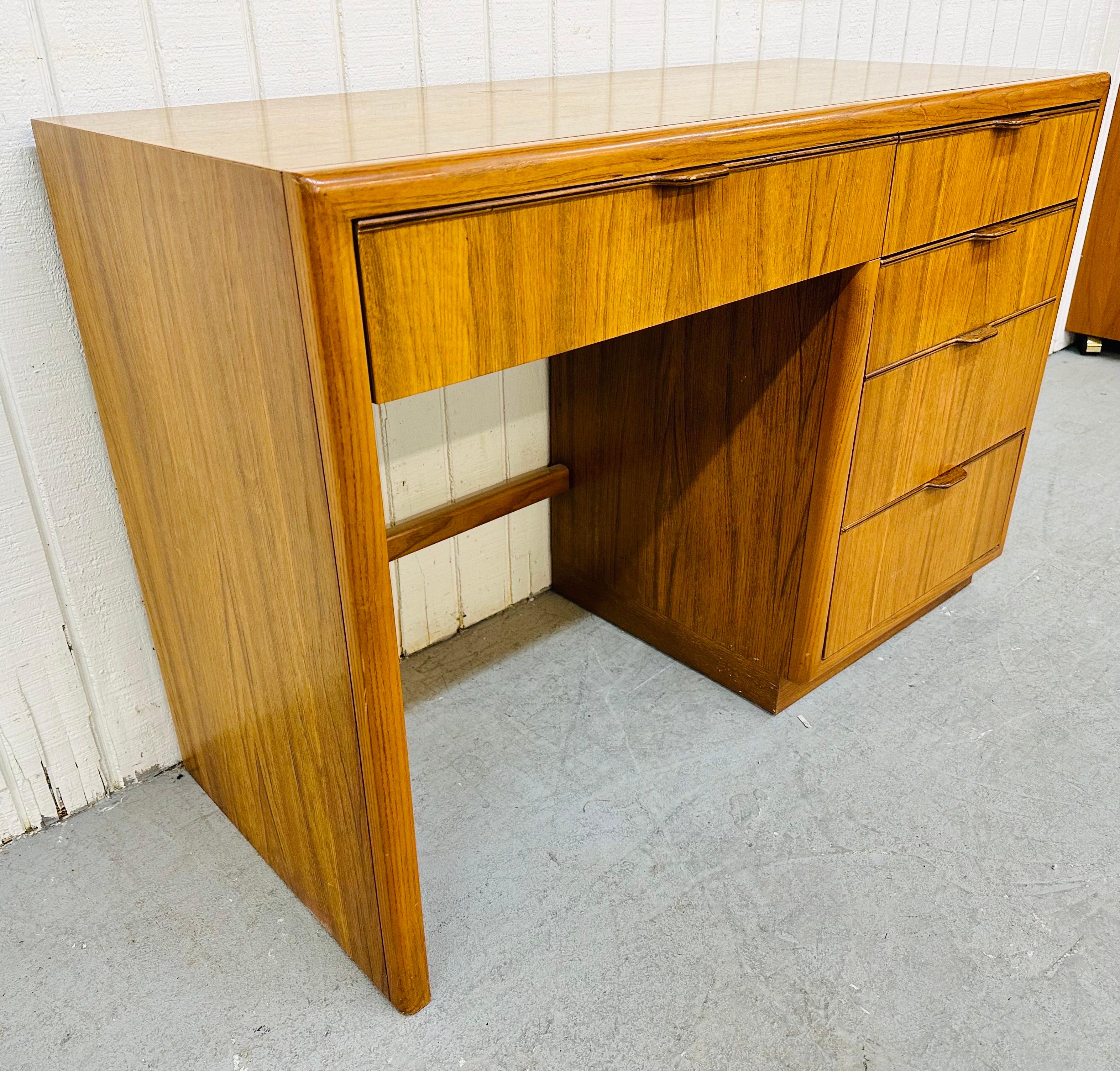 This listing is for a vintage Drexel Heritage Modern Oak Writing Desk. Featuring a straight line modern design, four drawers four storage, rosewood drawer trim and pulls. This is an exceptional combination of quality and design by Drexel.