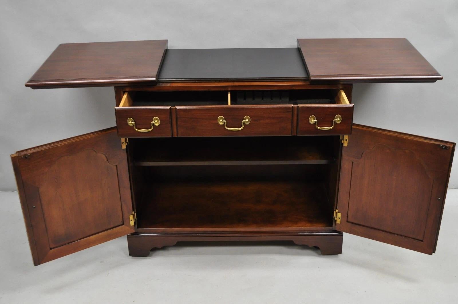 Vintage Drexel Heritge Georgian Style Cherry Wood Dry Bar Server Cabinet. Circa Late 20th Century. Measurements: 33