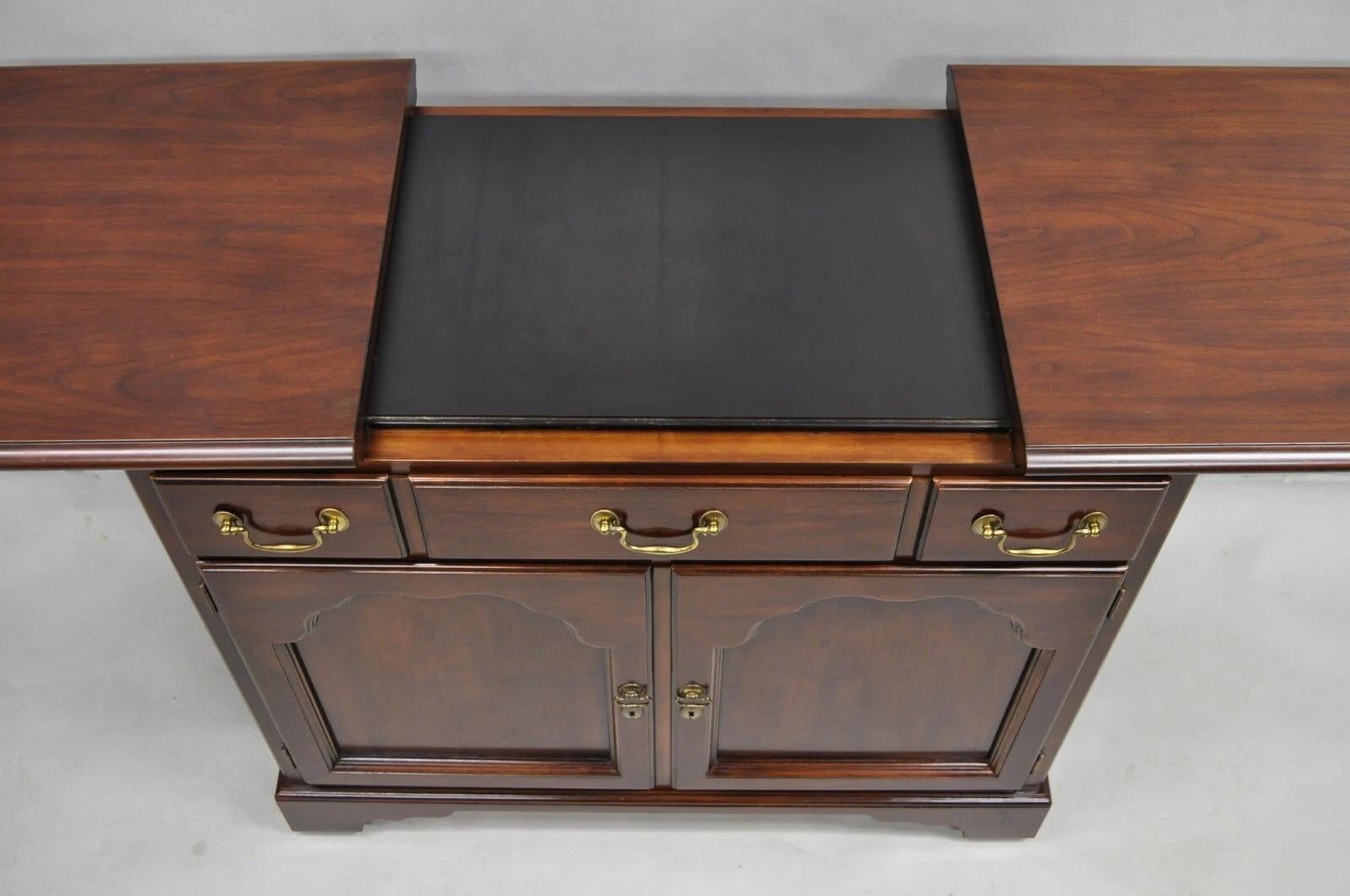 Vintage Drexel Heritge Georgian Style Cherry Wood Dry Bar Server Cabinet In Good Condition For Sale In Philadelphia, PA