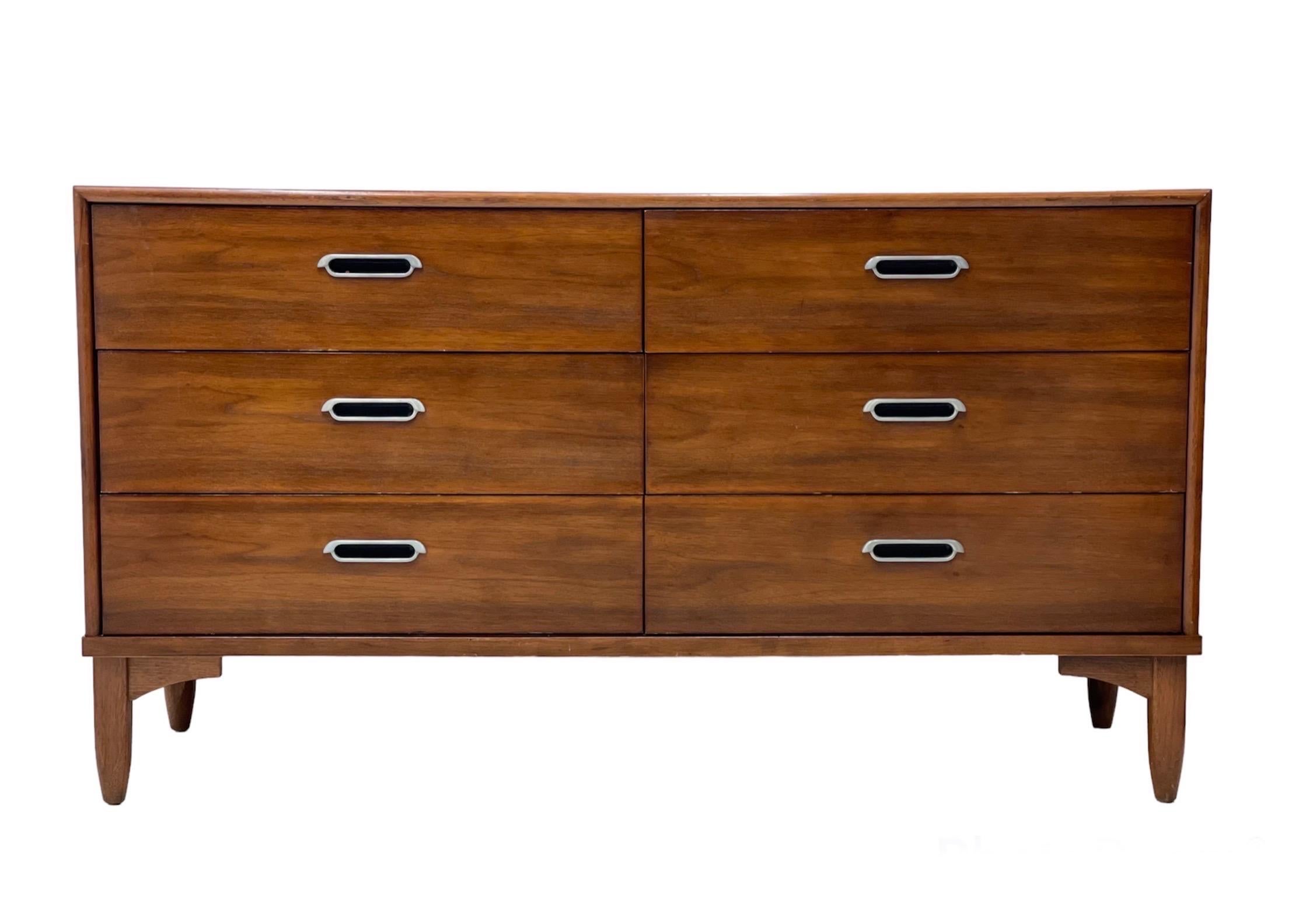 Vintage Drexel lowboy dresser dovetail drawers.

Dimensions: 54 W ; 19 D ; 30 H.