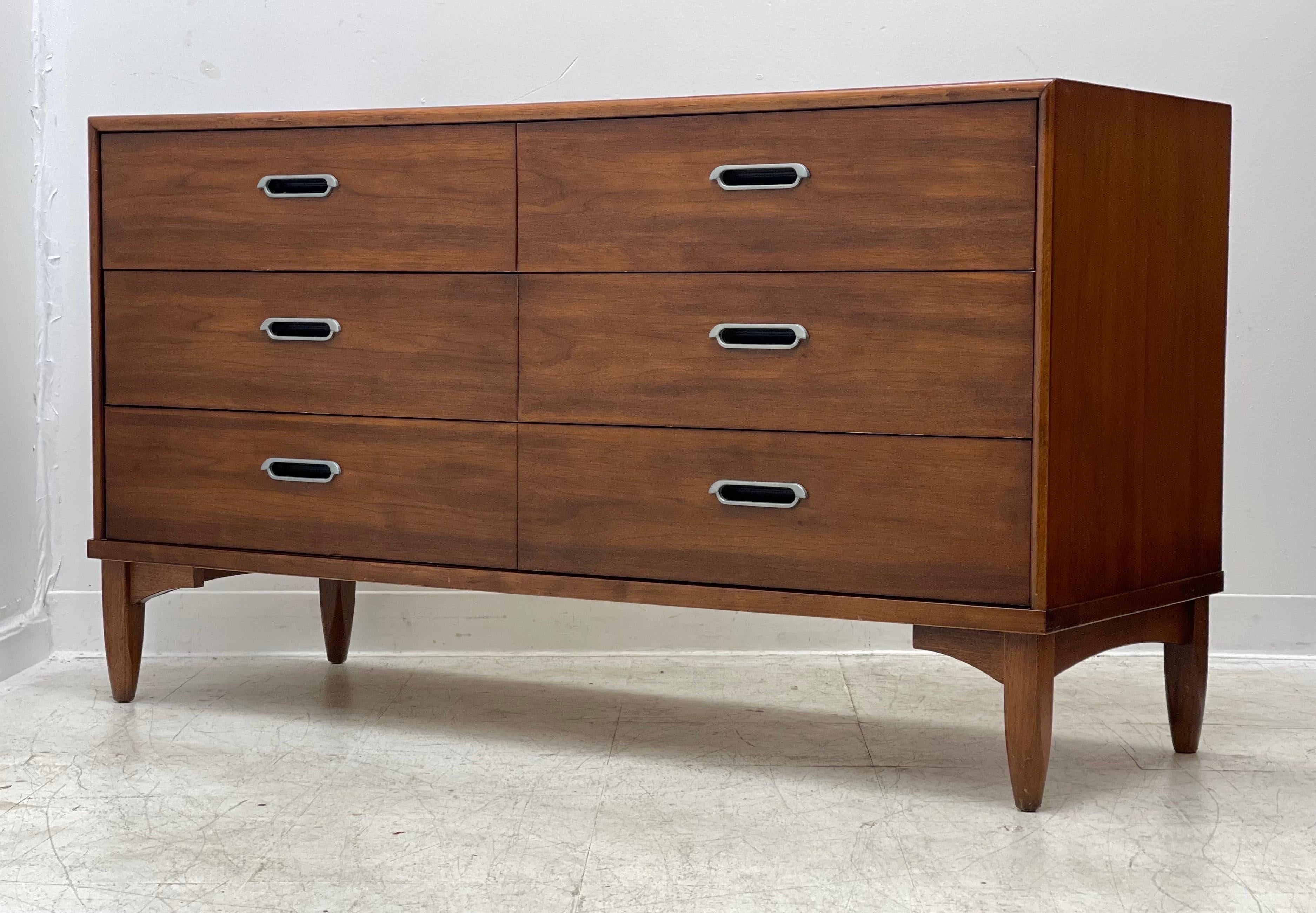 Mid-Century Modern Commode basse Drexel à tiroirs à queue d'aronde vintage en vente