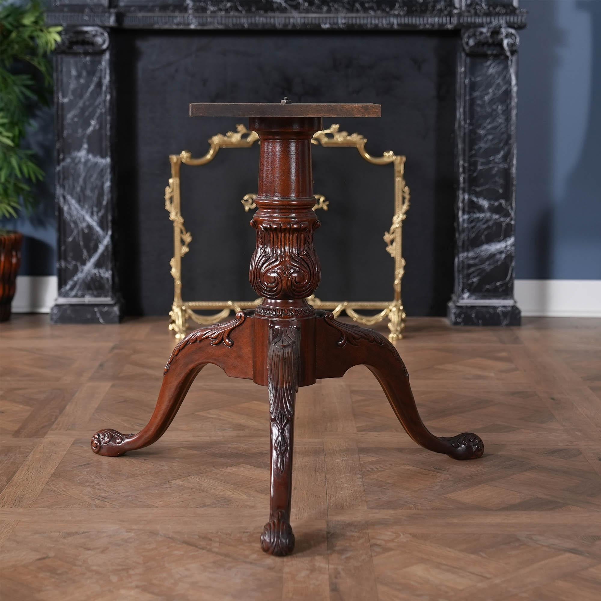 From Niagara Furniture a Vintage Drexel Mahogany Dining Table with two boards in excellent original, as found, condition.

Both elegant and incredibly detailed this beautiful Vintage Drexel Mahogany Dining Table has everything one could ask for as a