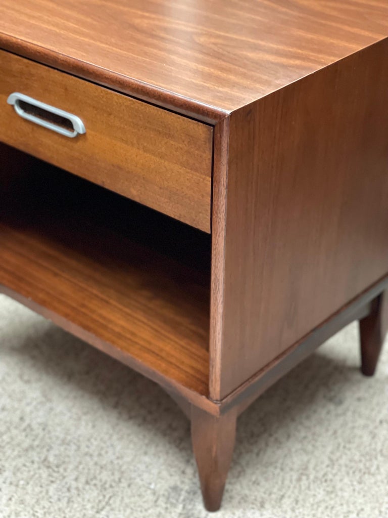 Vintage Drexel Nightstand, Dovetail Drawers For Sale at 1stDibs