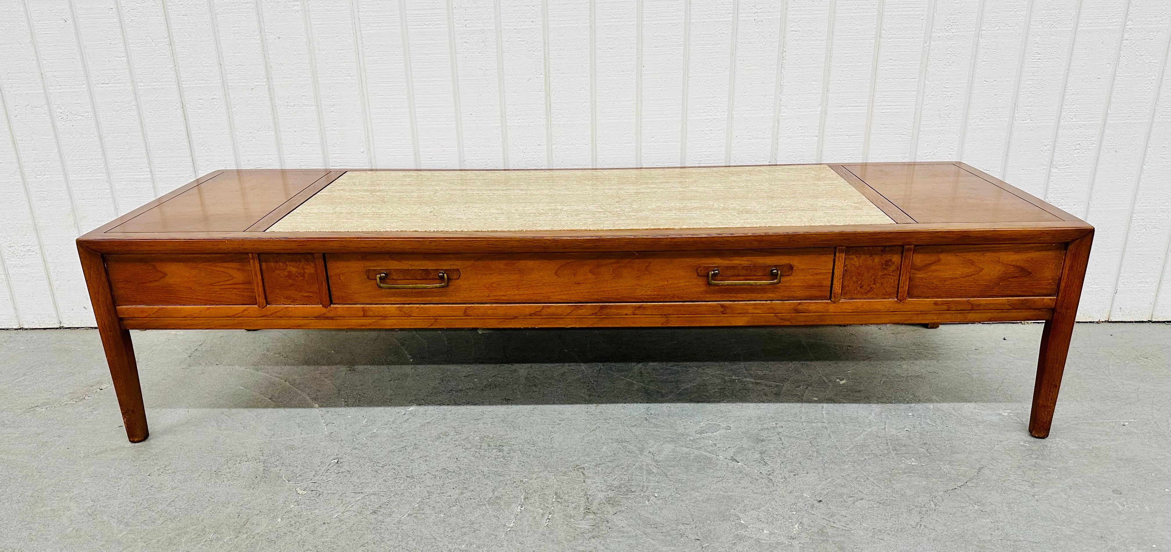 Américain Table basse vintage en noyer et travertin de Drexel en vente