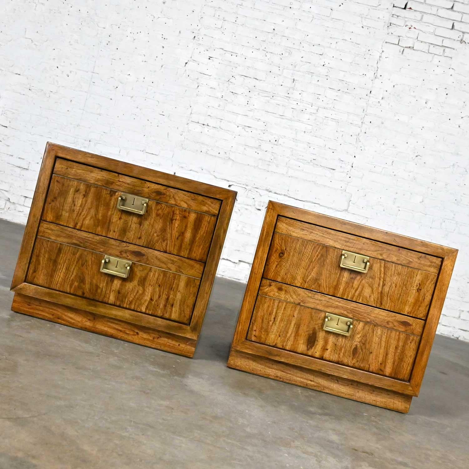 Campagne Paire de tables de nuit vintage Drexel Weatherwood Collection Campaign Cabinet Style en vente