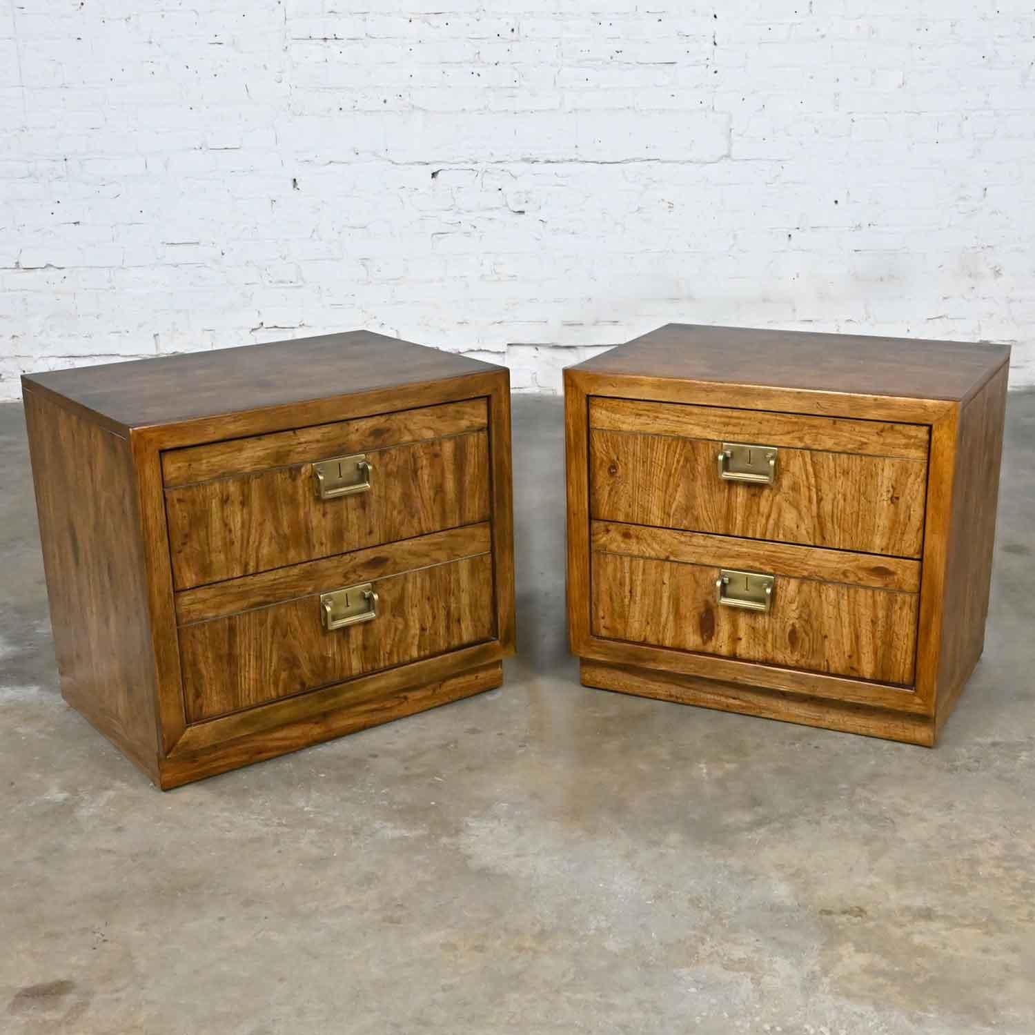 Américain Paire de tables de nuit vintage Drexel Weatherwood Collection Campaign Cabinet Style en vente