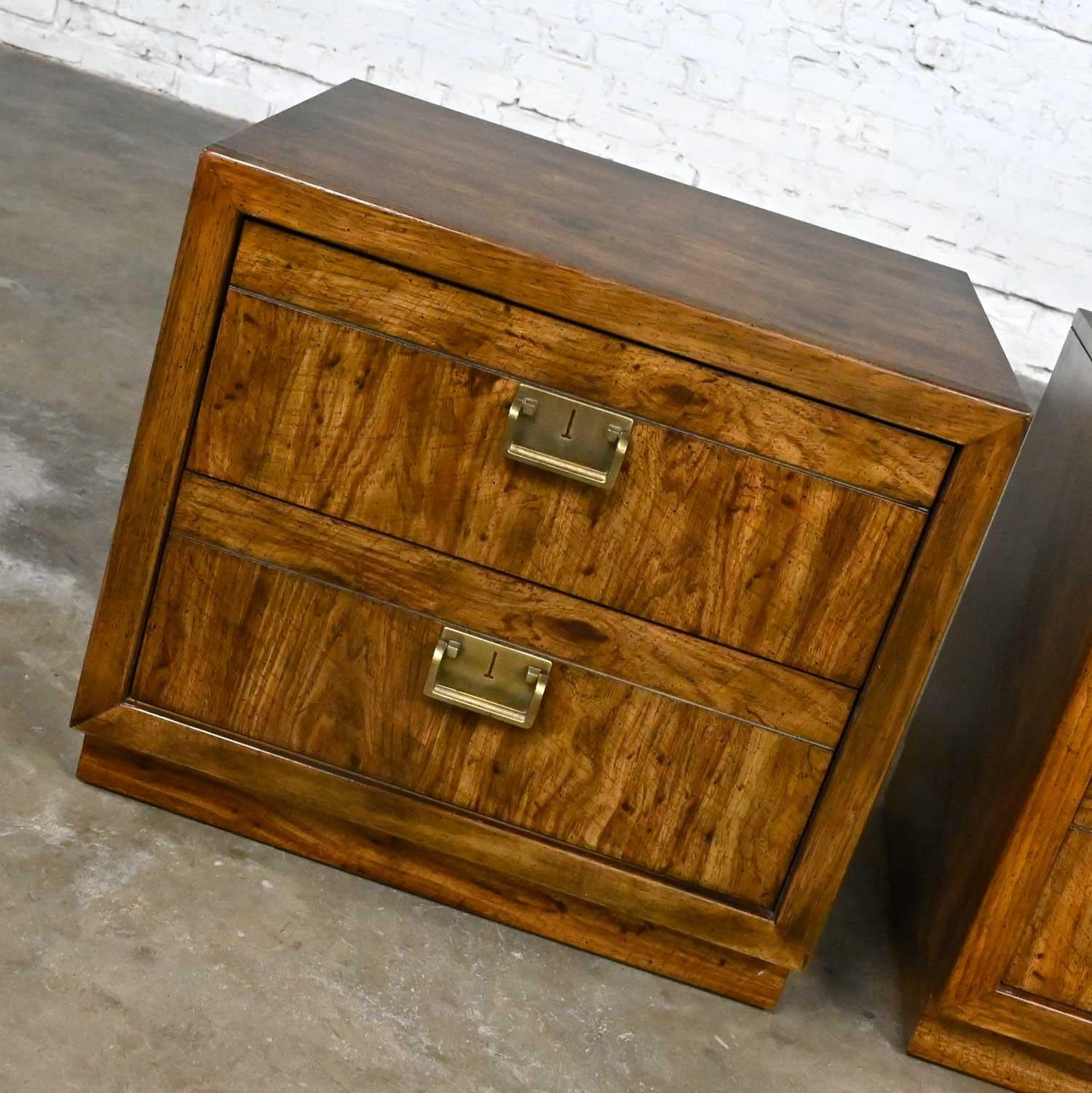Plaqué Paire de tables de nuit vintage Drexel Weatherwood Collection Campaign Cabinet Style en vente