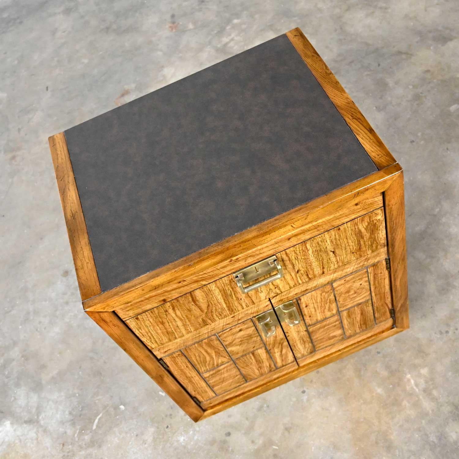 Campagne Vintage Drexel Weatherwood Collection Campaign Style End Table Cabinet or Chest en vente