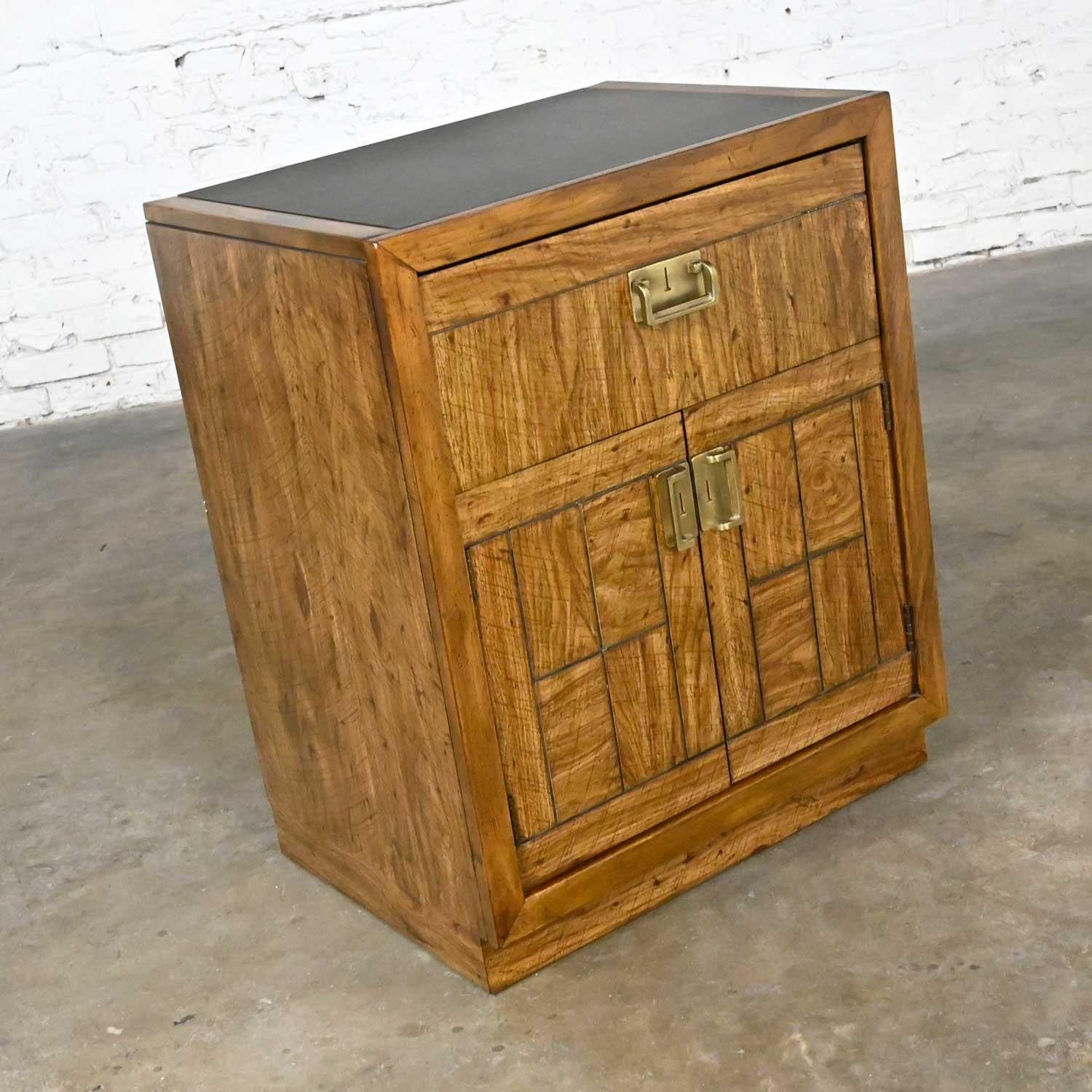 Plaqué Vintage Drexel Weatherwood Collection Campaigner Style End Table Cabinet or Chest en vente