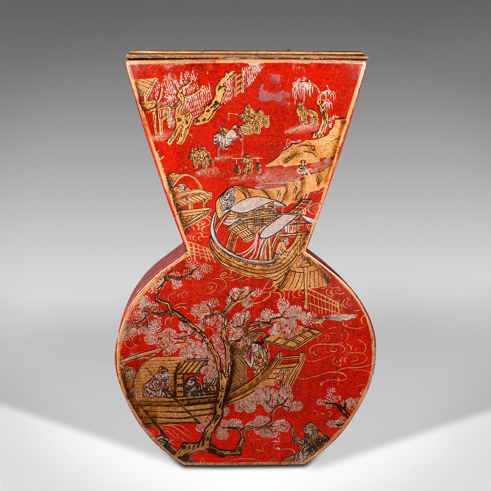 Dies ist eine Vintage-Vase für Trockenblumen. Chinesische dekorative Trommelvase aus gewachstem Papier auf Karton, aus dem späten 20. Jahrhundert, um 1970.

Auffällige Farben und vergoldetes Dekor unterstreichen den Reiz der Chinoiserie
Zeigt eine
