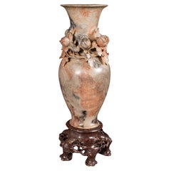 Jarrón Vintage de Flores Secas, Chino, Piedra de Jabón, Urna, Relieve Foliado, Art Decó