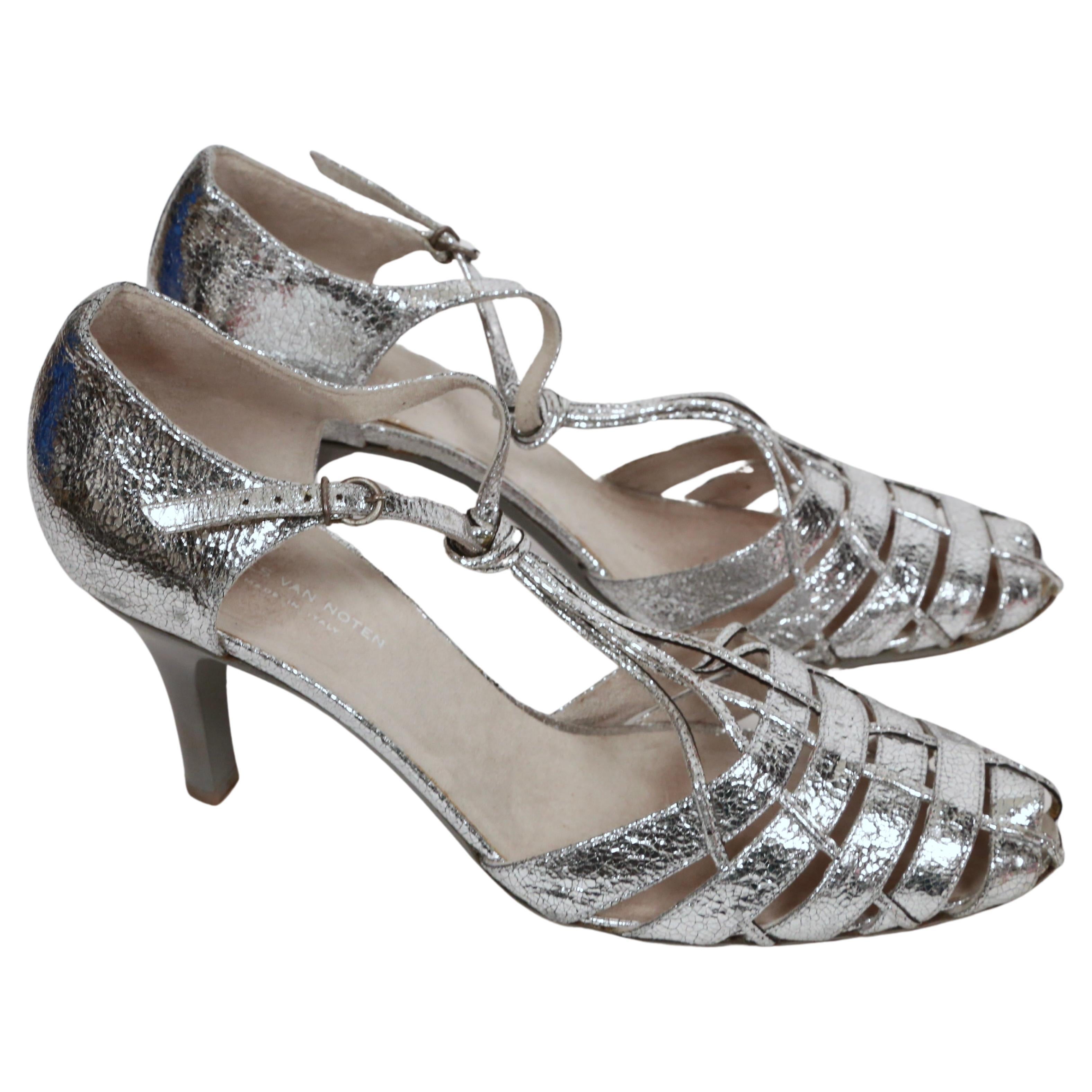 Atemberaubende, 'geknackte' silberne Metallic-Lederabsätze mit verschlungenen dünnen Riemen und Knoten am Knöchelriemen, entworfen von Dries Van Noten aus den frühen 2000er Jahren. 

Etikettiert eine Größe Größe 39,5. Ungefähre Maße: (Einlegesohle)