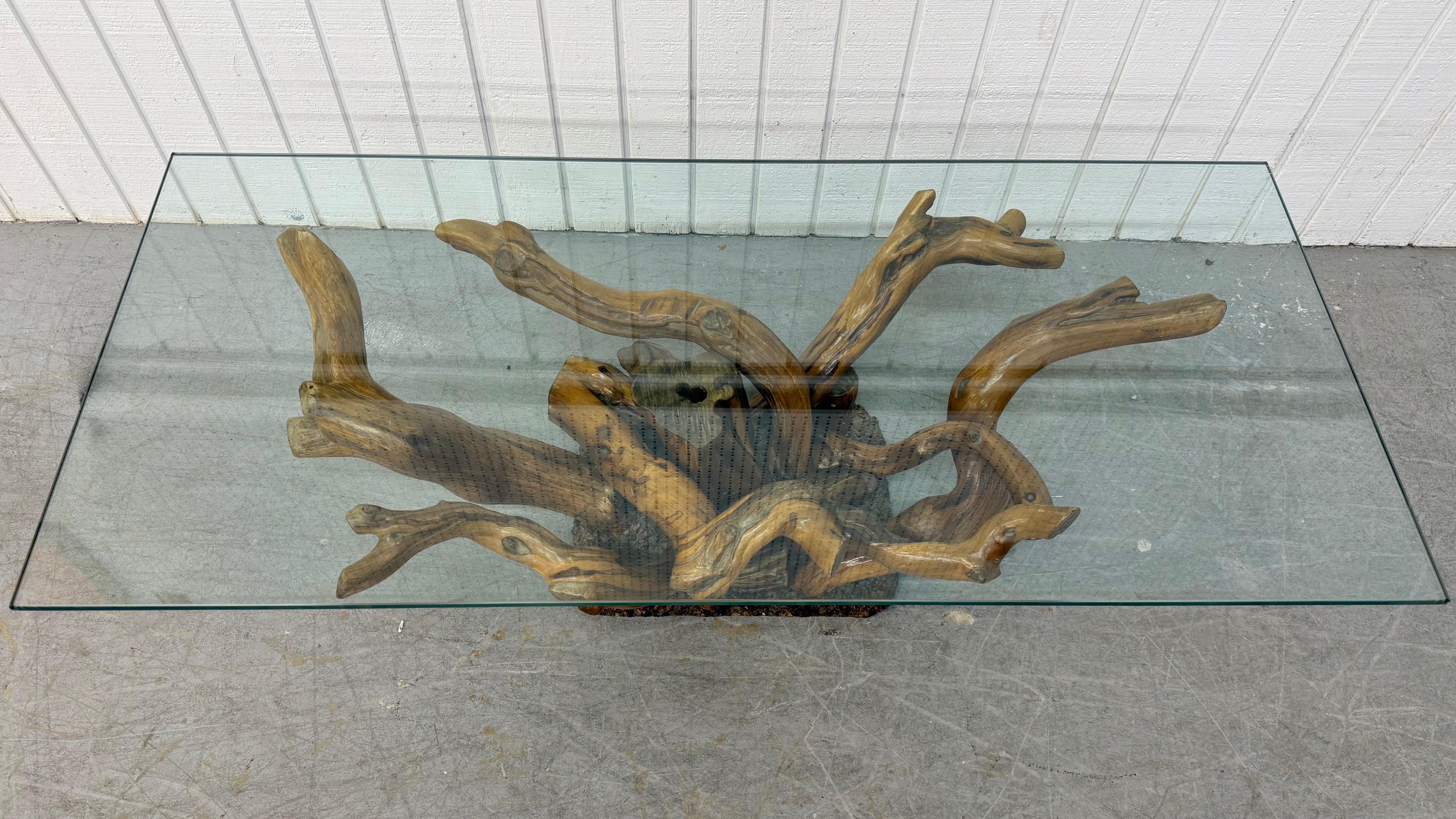 Cette annonce concerne une table basse vintage en bois et verre Drift. Le plateau rectangulaire en verre, la base en bois flotté et la belle finition en noyer en font un objet original. Il s'agit d'une combinaison exceptionnelle de qualité et de