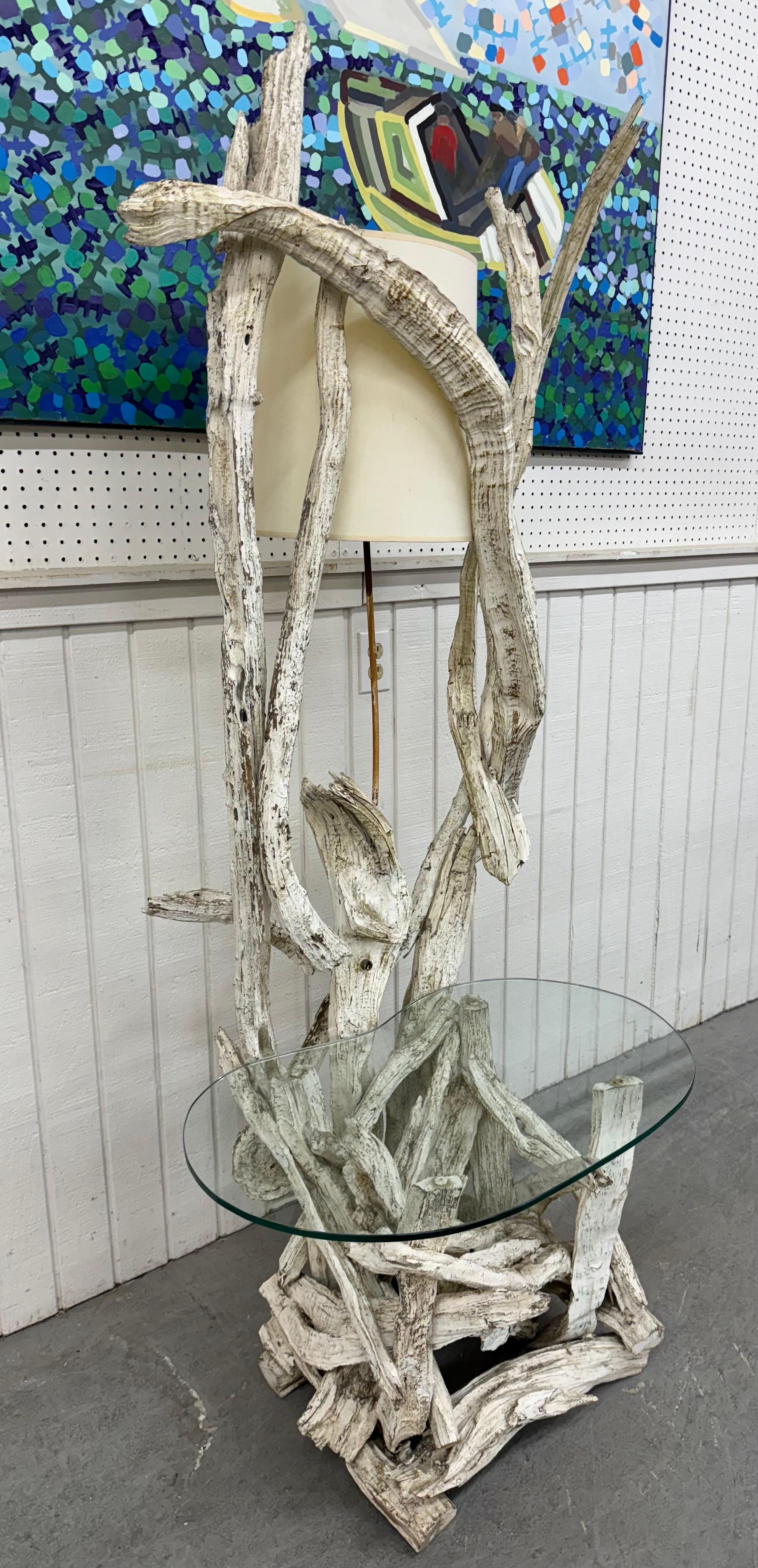 Cette annonce concerne un lampadaire vintage en bois flotté. Whiting avec un design en bois flotté blanc, une lampe qui se lève au centre, une étagère en verre et un abat-jour original. Il s'agit d'une combinaison exceptionnelle de qualité et de