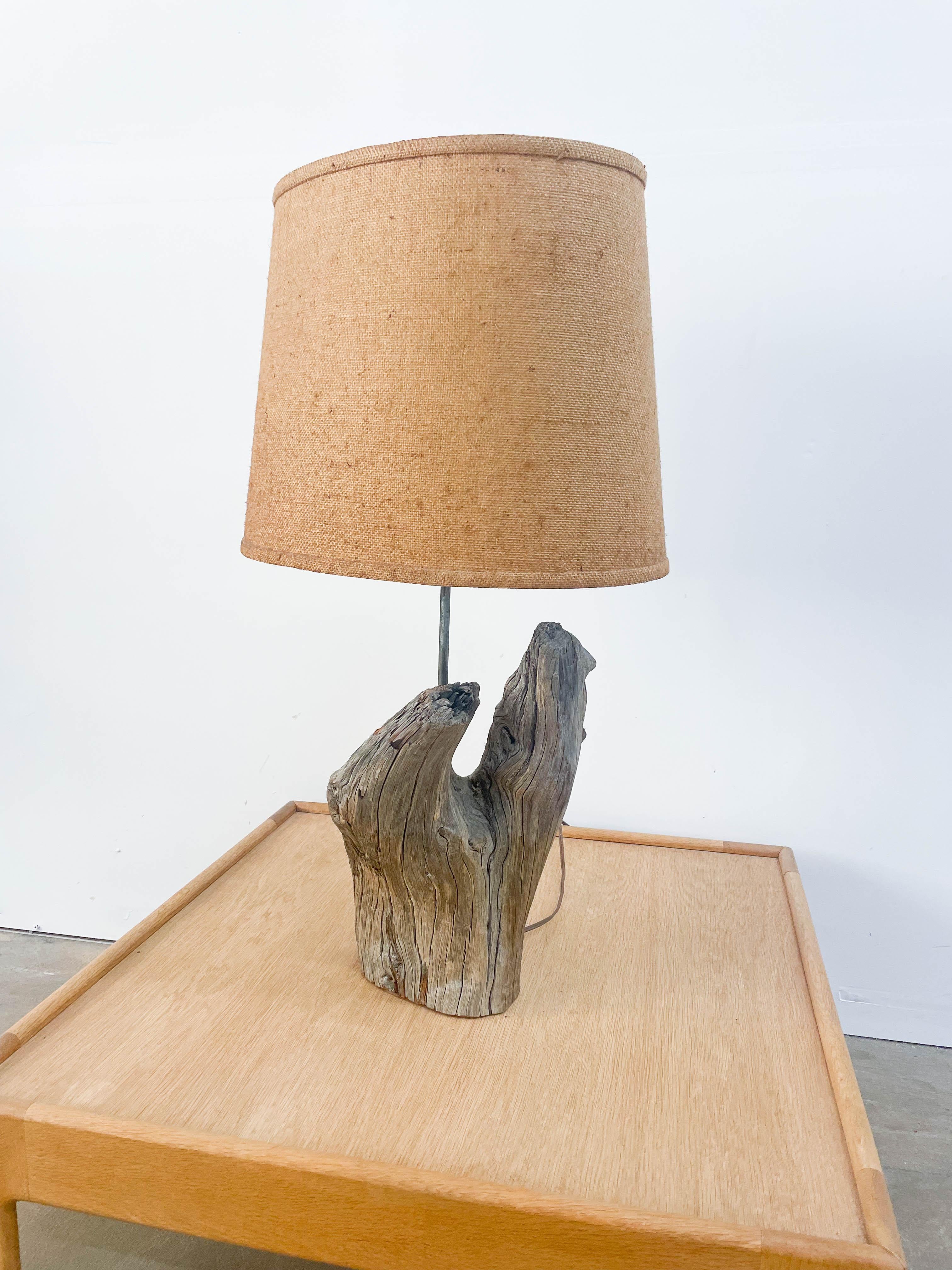 Vieille lampe en bois flotté Bon état - En vente à Kalamazoo, MI