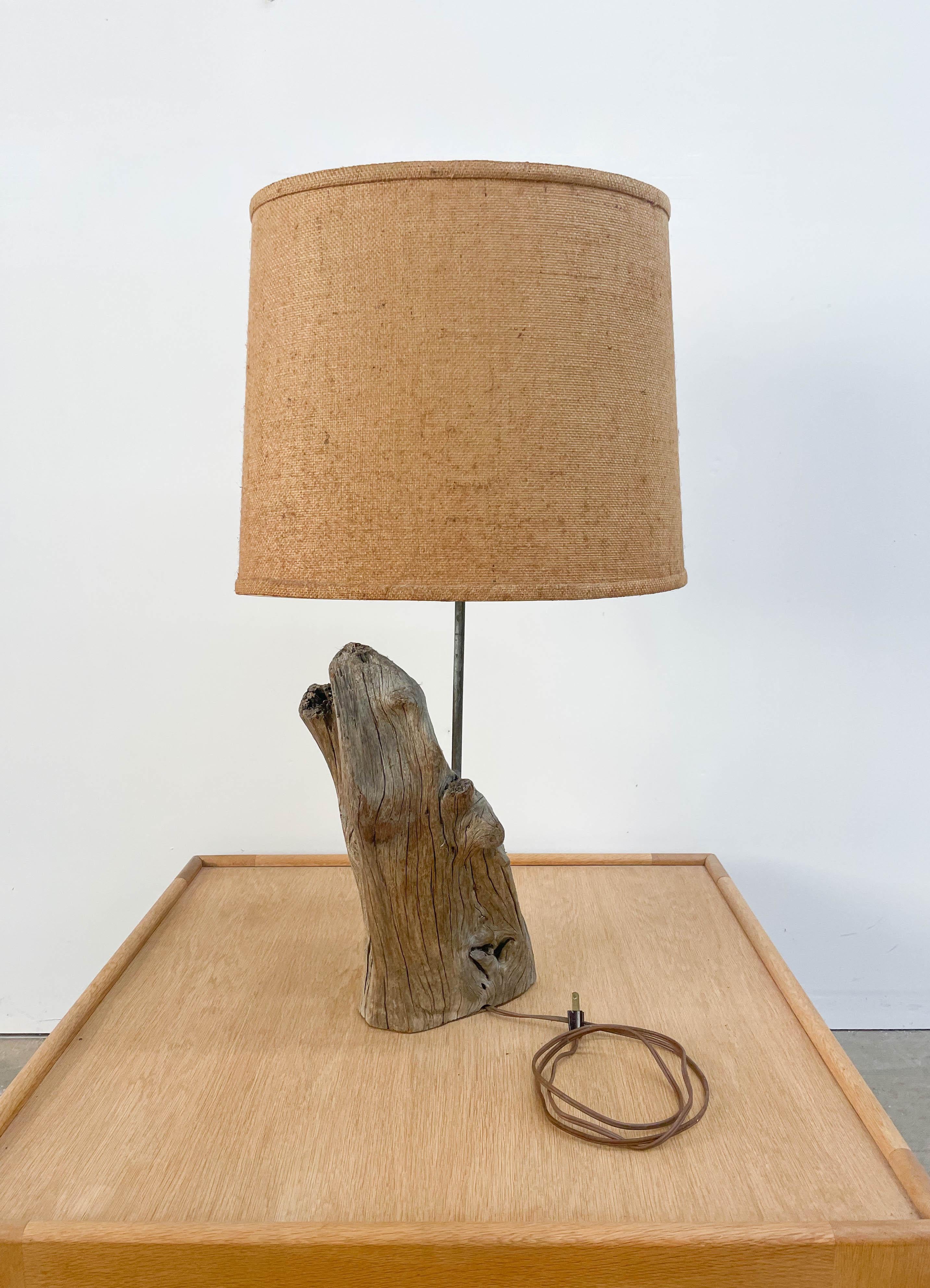 20ième siècle Vieille lampe en bois flotté en vente