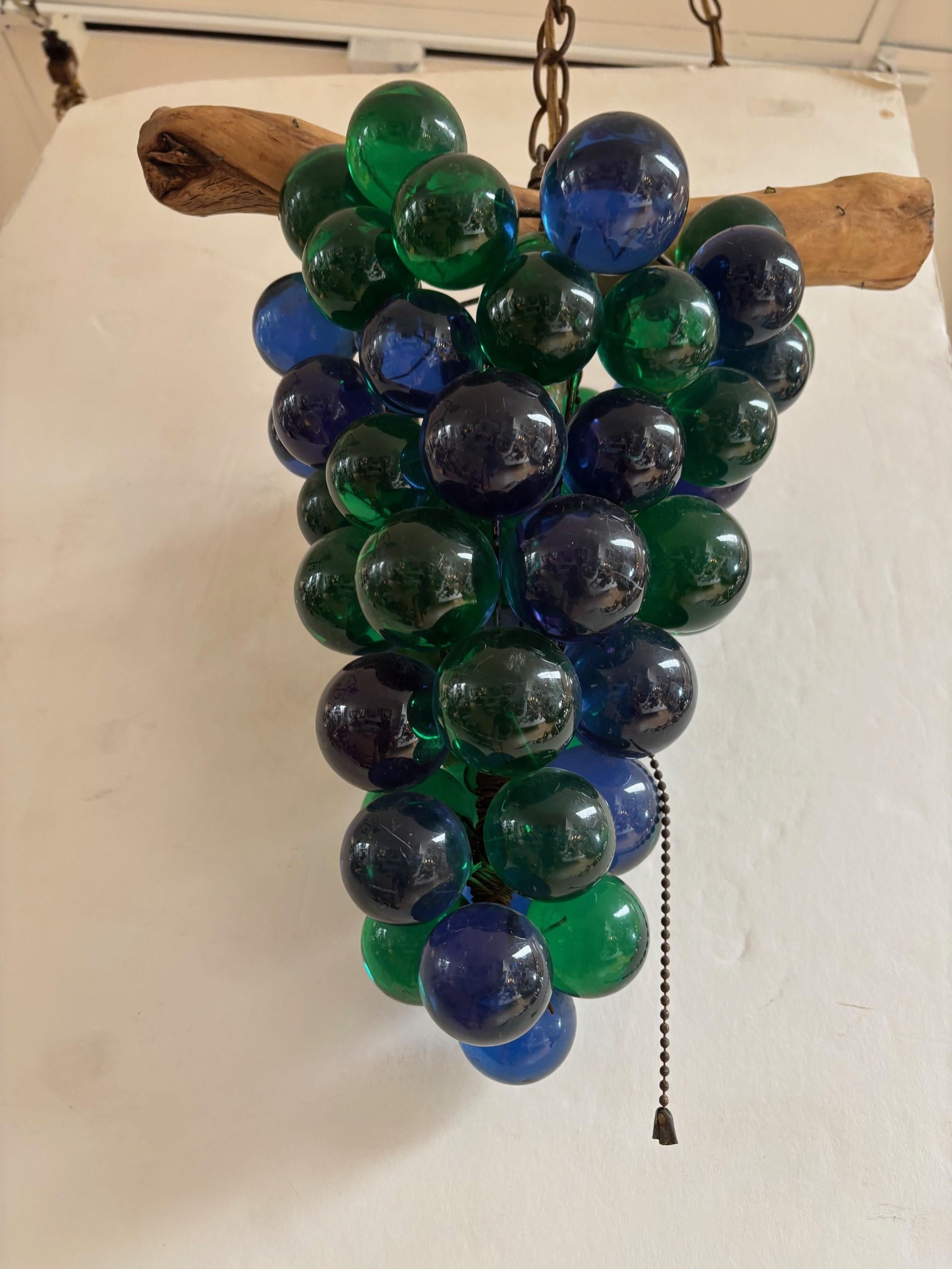 Vintage Driftwood Branch Swag Acryl grün und blau Traube Cluster Pendelleuchte verfügt über einen Draht, Messing Käfig Form, die Standard-24v Glühbirne akzeptiert, Hardwired 129 