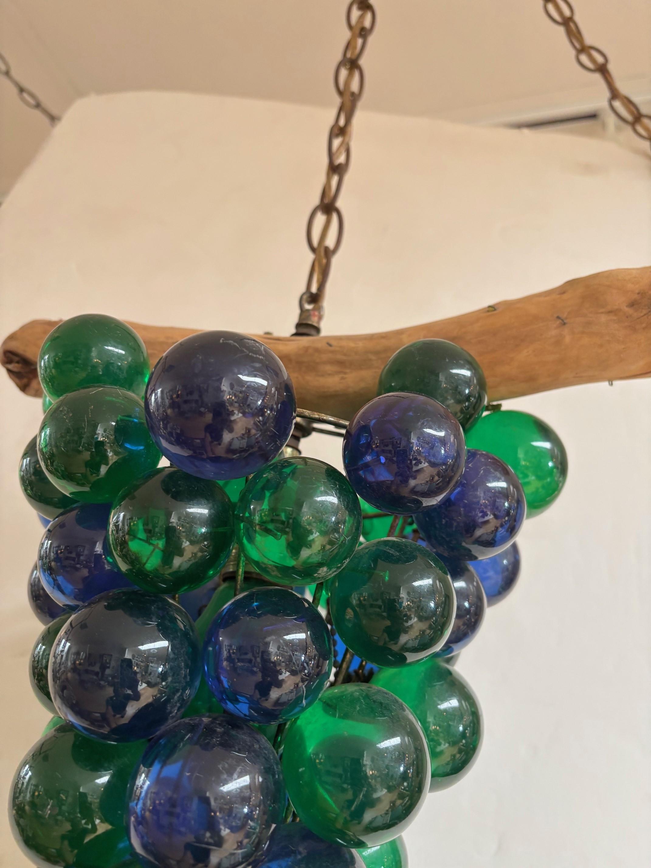Vintage Driftwood Swag Acryl grün & blau Traube Cluster Pendelleuchte Fixture im Zustand „Gut“ im Angebot in Los Angeles, CA