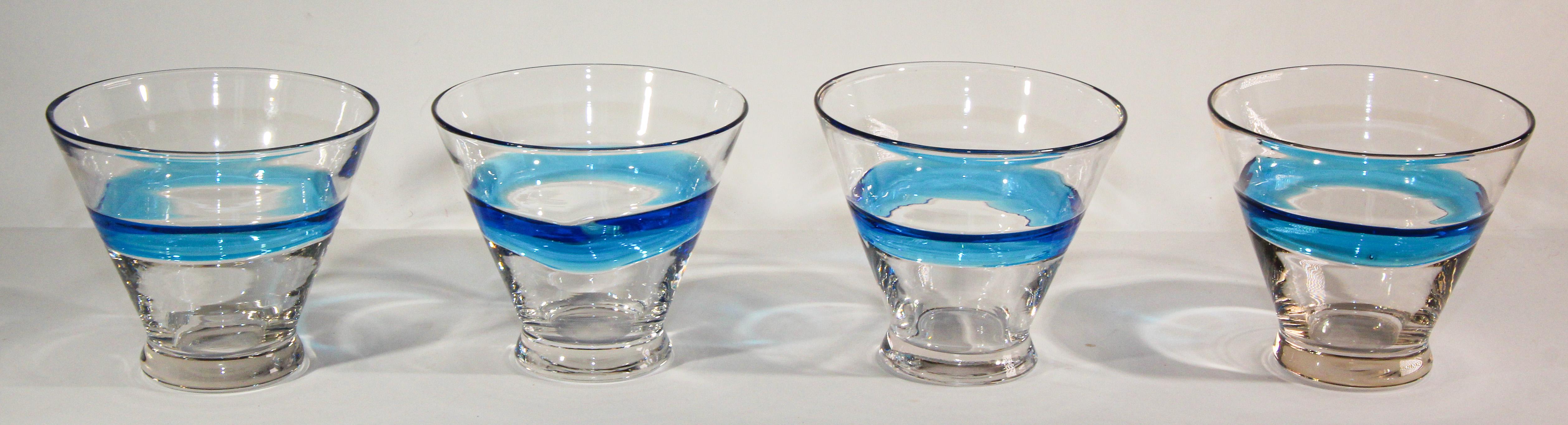 Set von 4 postmodernen Murano-Trinkgläsern, Vintage
Dieses Set aus vier Gläsern zeichnet sich durch exquisite Handwerkskunst und unverwechselbare Dekorationen aus, die zu einem einzigen Stück gehören, jedes Stück ist anders. 
Handgefertigt aus