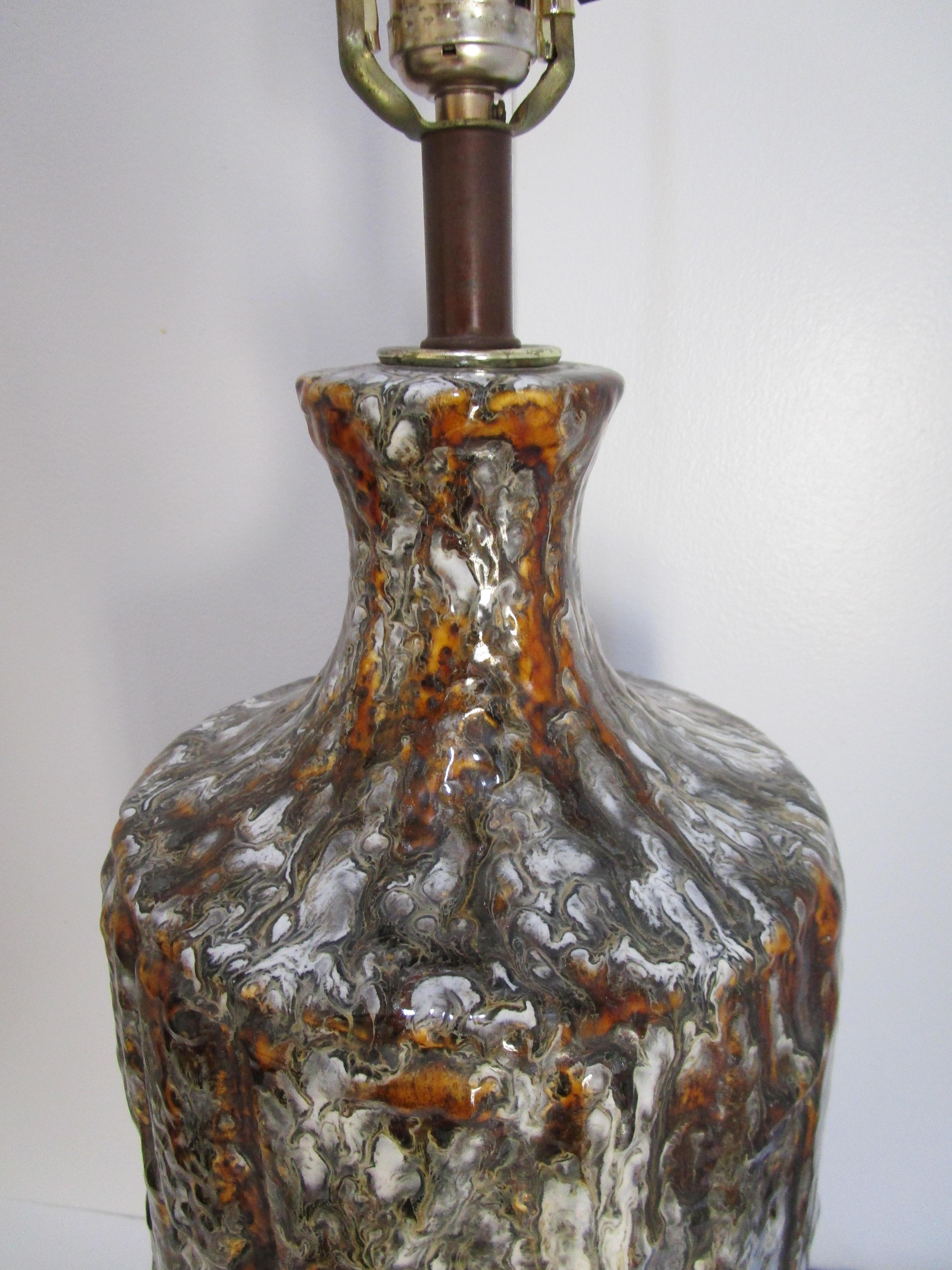 Américain Lampe de table vintage en céramique brune et blanche à glaçure goutte à goutte Roots Float en vente
