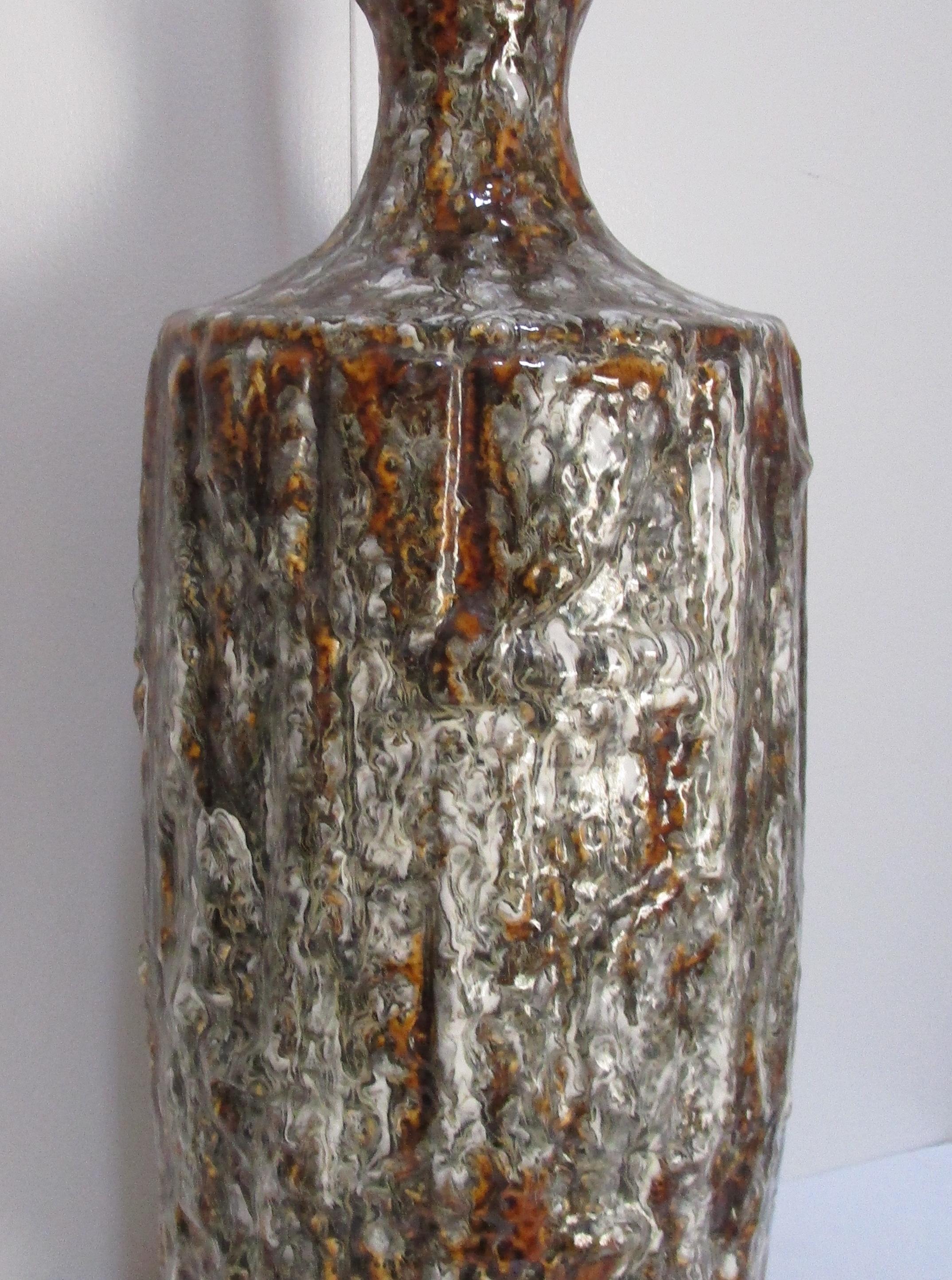 Lampe de table vintage en céramique brune et blanche à glaçure goutte à goutte Roots Float  Bon état - En vente à Lomita, CA