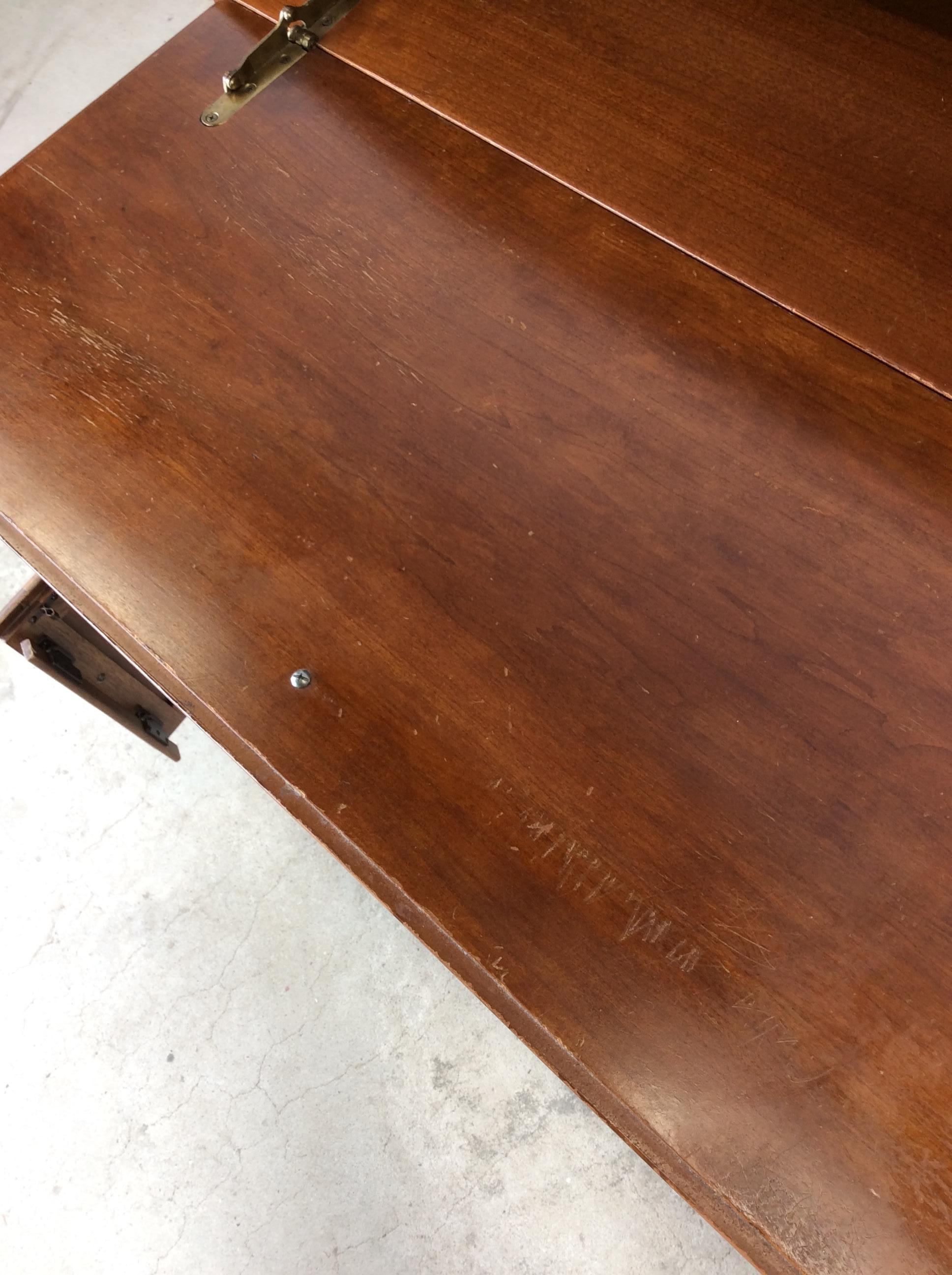 Vintage Drop Front Sekretär mit reichlich Stauraum im Angebot 11