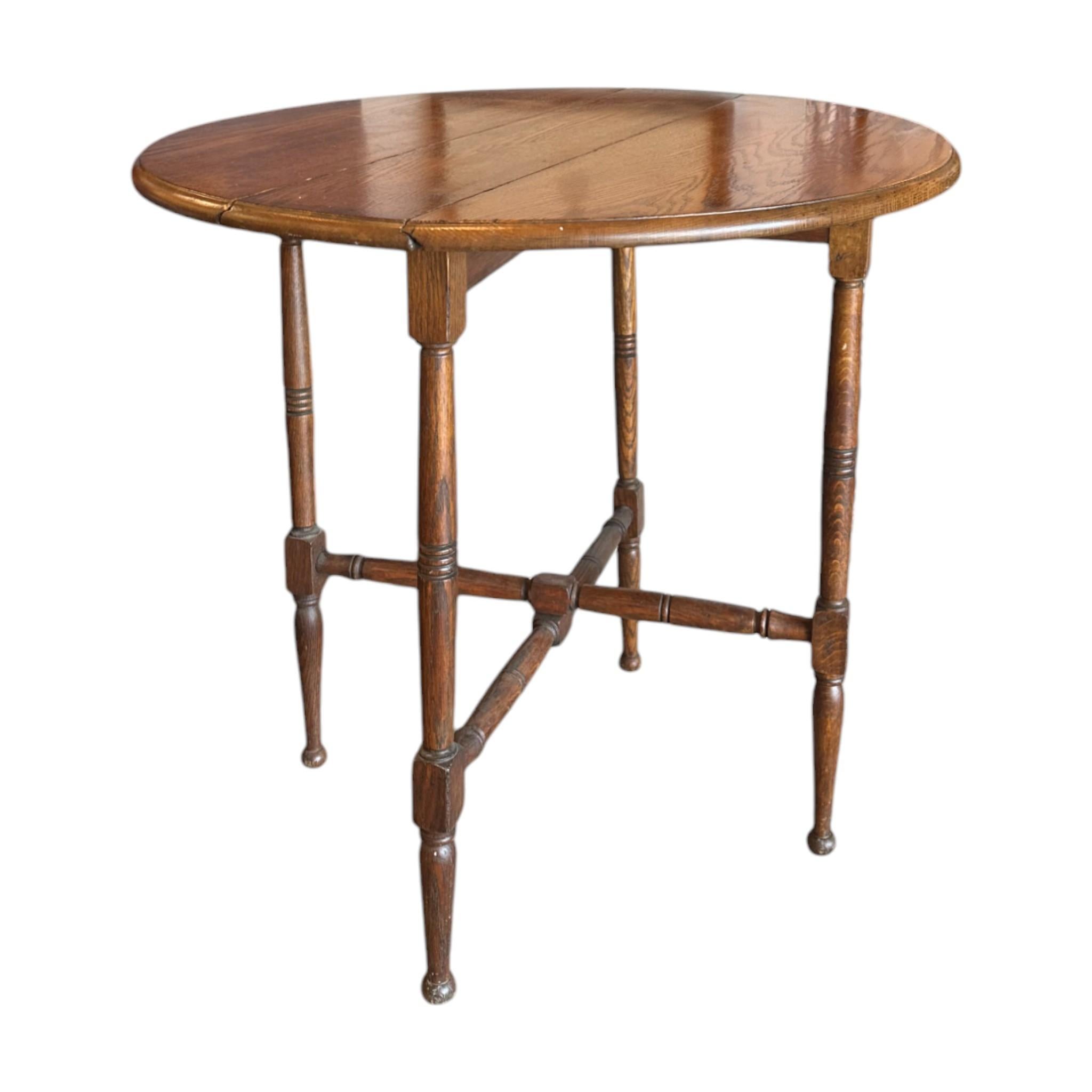 This vintage round drop leaf occasional table is perfect for small spaces, such as entry ways. The drop leaf feature allows for convenient storage. A must-have for those looking to maximize space without sacrificing style.
