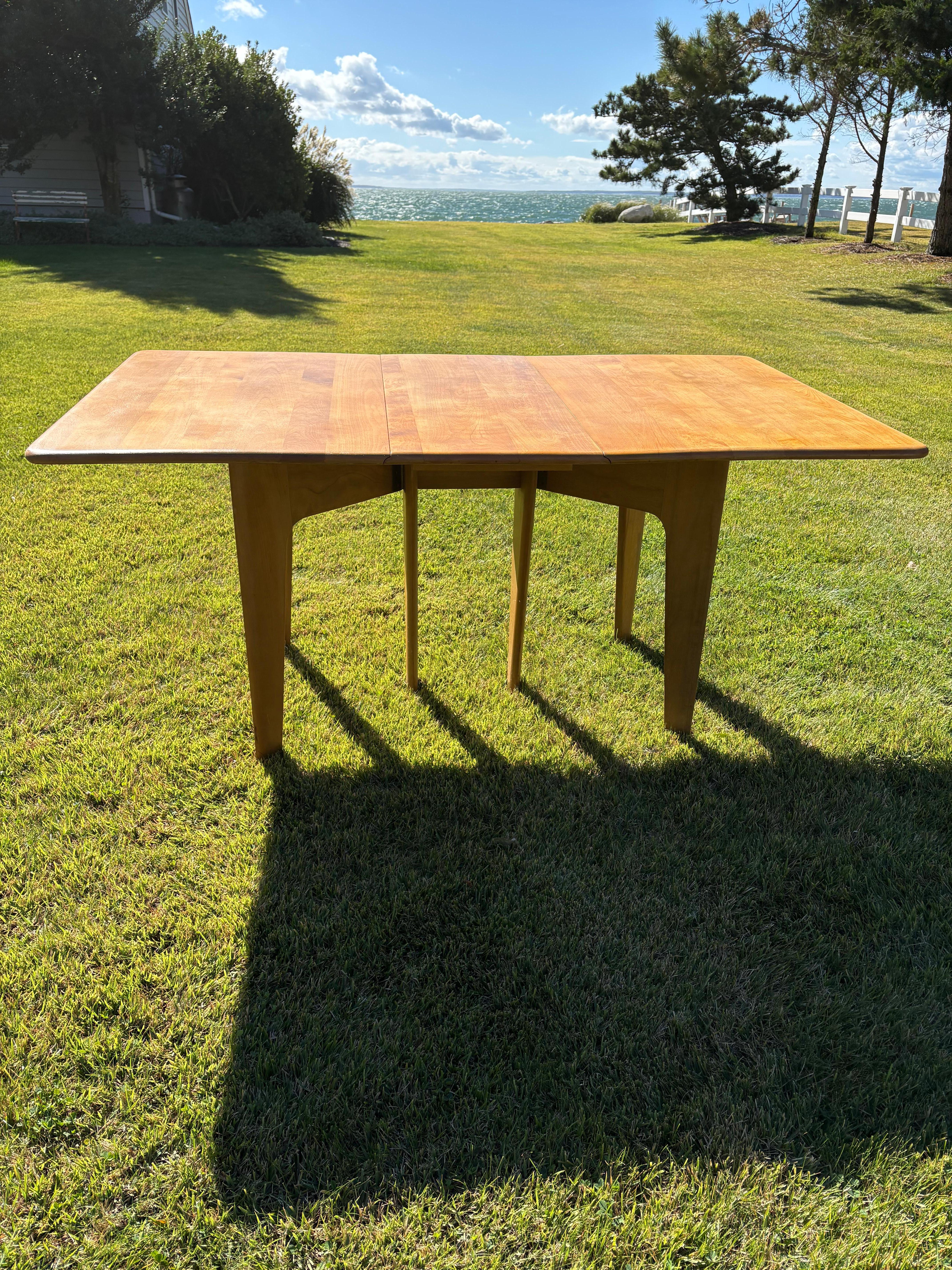 Cette table à abattant a été produite à l'origine en 1947-1955 par Heywood Wakefield. La table compacte a été conçue de manière à pouvoir être pliée pour les espaces plus restreints. Lorsque la table est entièrement déployée, elle a l'air superbe,
