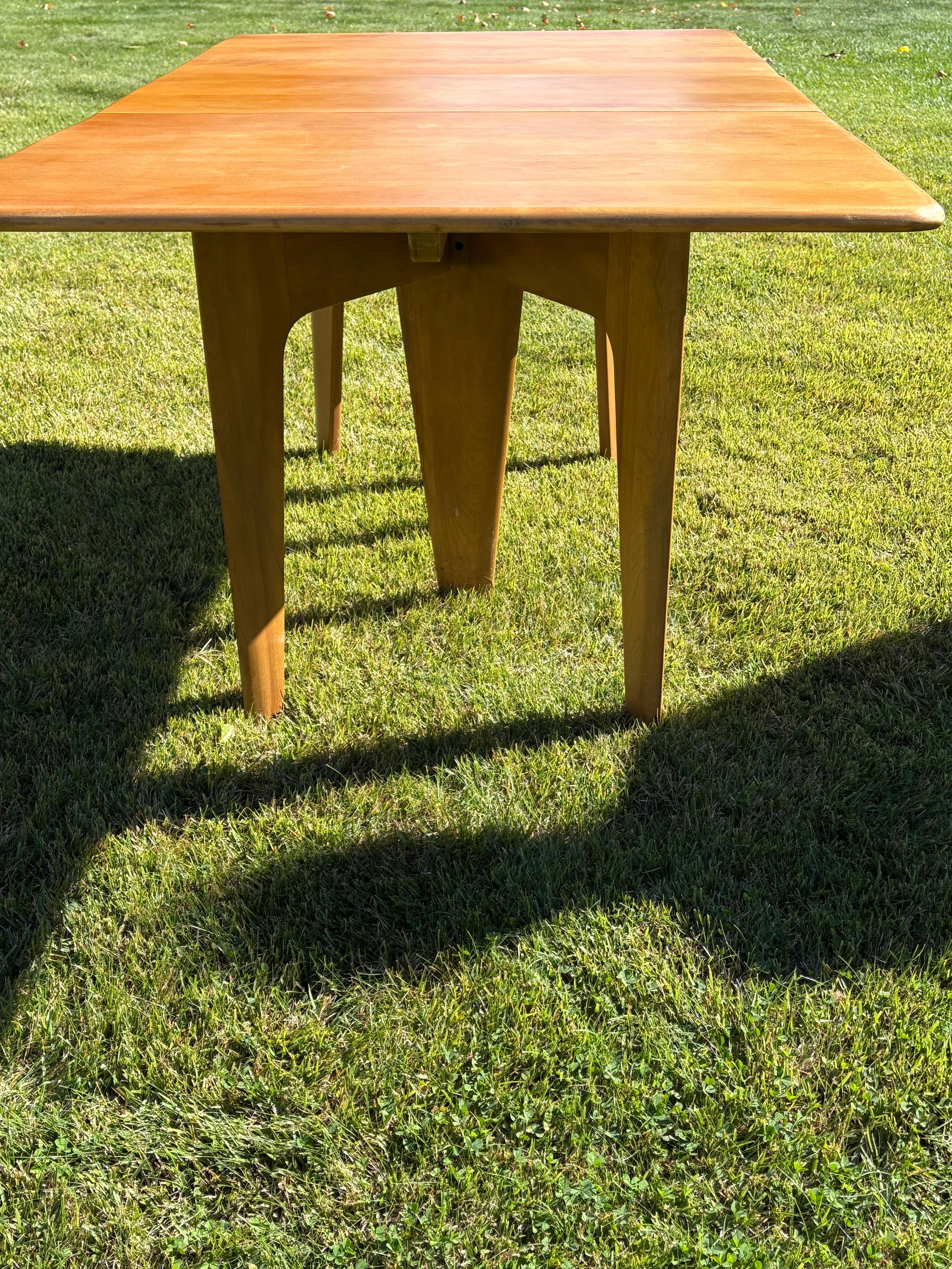 20ième siècle Table de salle à manger Heywood Wakefield vintage à abattant en vente