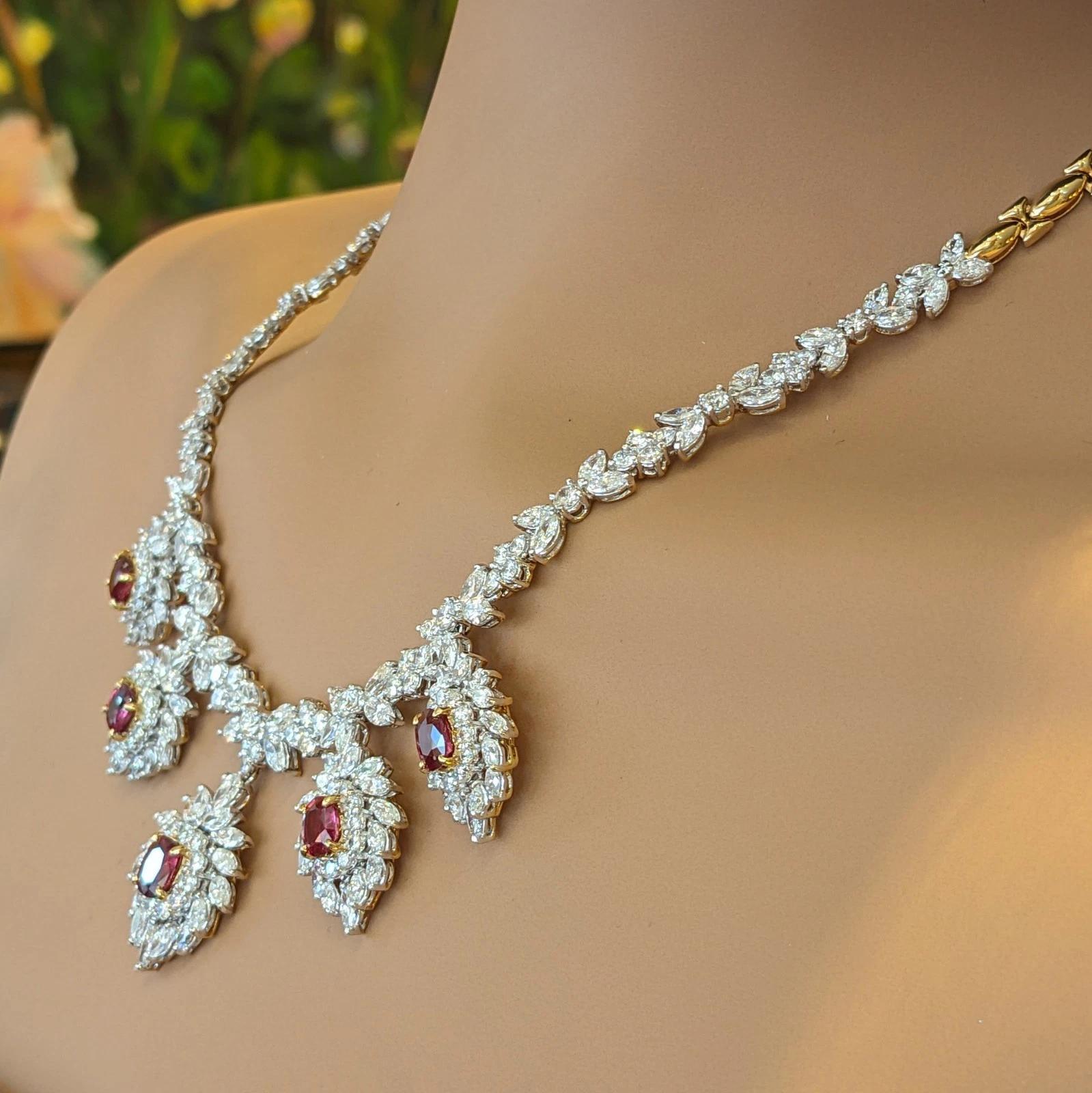 Collana vintage con rubini e diamanti in oro giallo 18 carati 

La collana di rubini e diamanti è composta da 5 vibranti rubini rossi a forma di cuscino e da diamanti marquise e rotondi Brillianti, tutti incastonati in oro giallo 18 carati.

Il peso