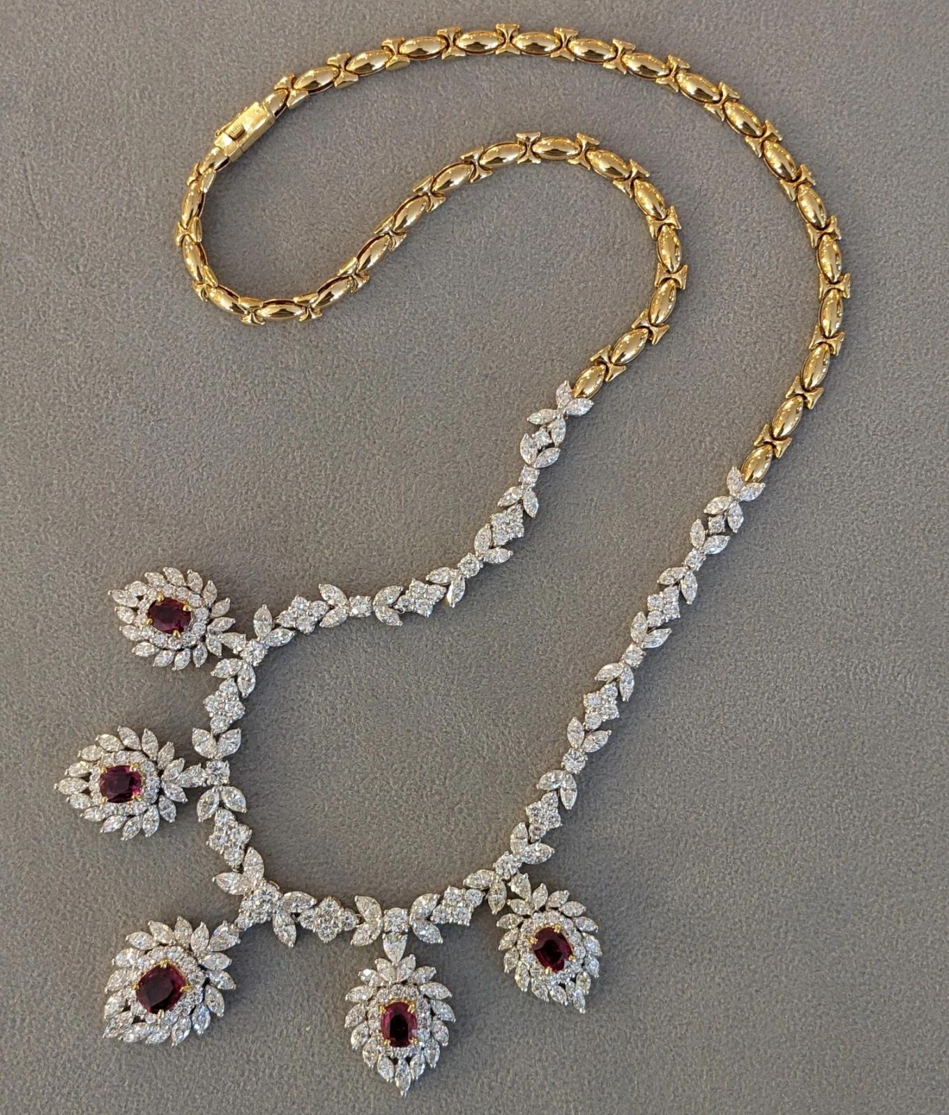 Taglio cuscino Collana vintage con rubini e diamanti in oro giallo 18 carati in vendita