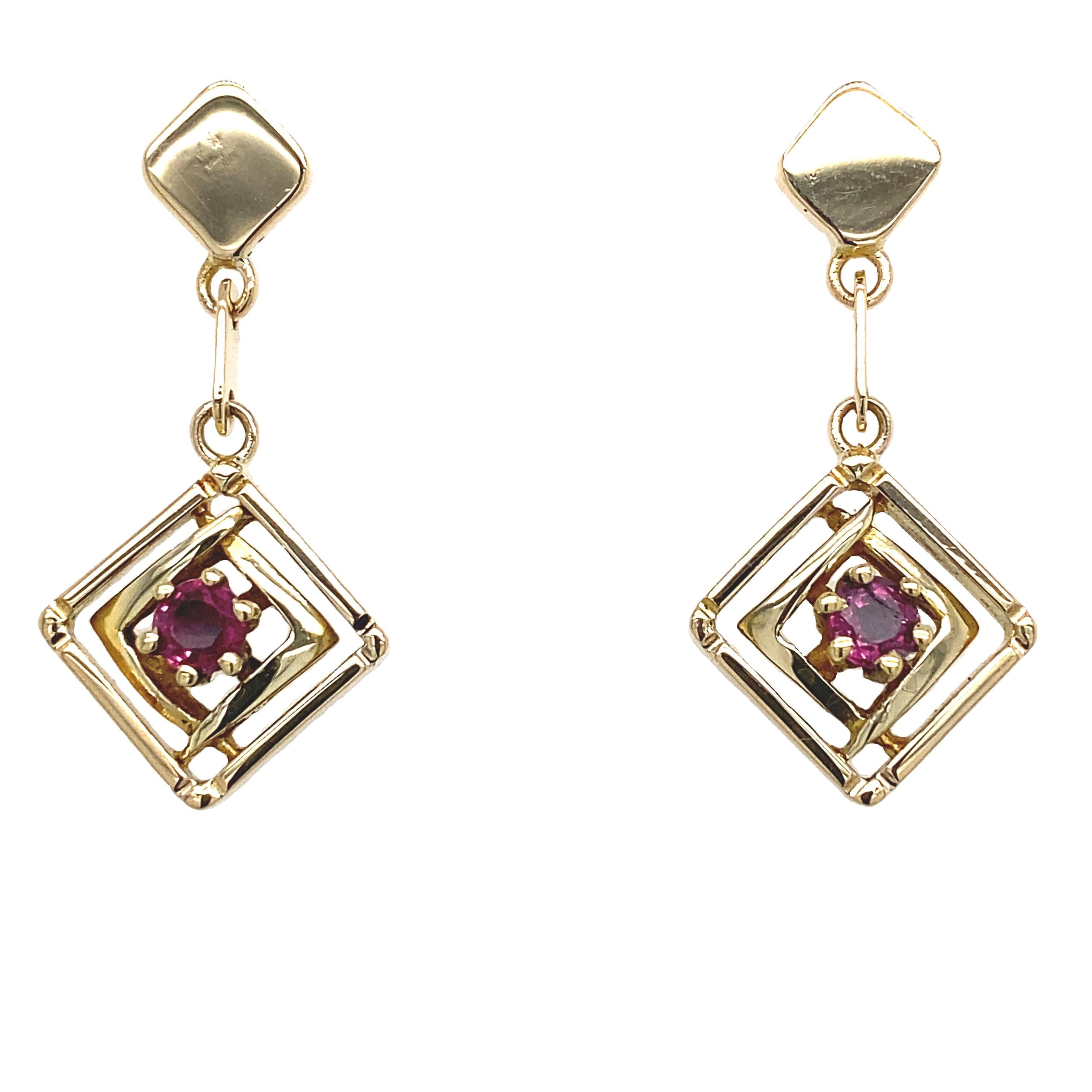Vintage Drop Ruby Earrings in 14ct Yellow Gold In Good Condition For Sale In London, GB