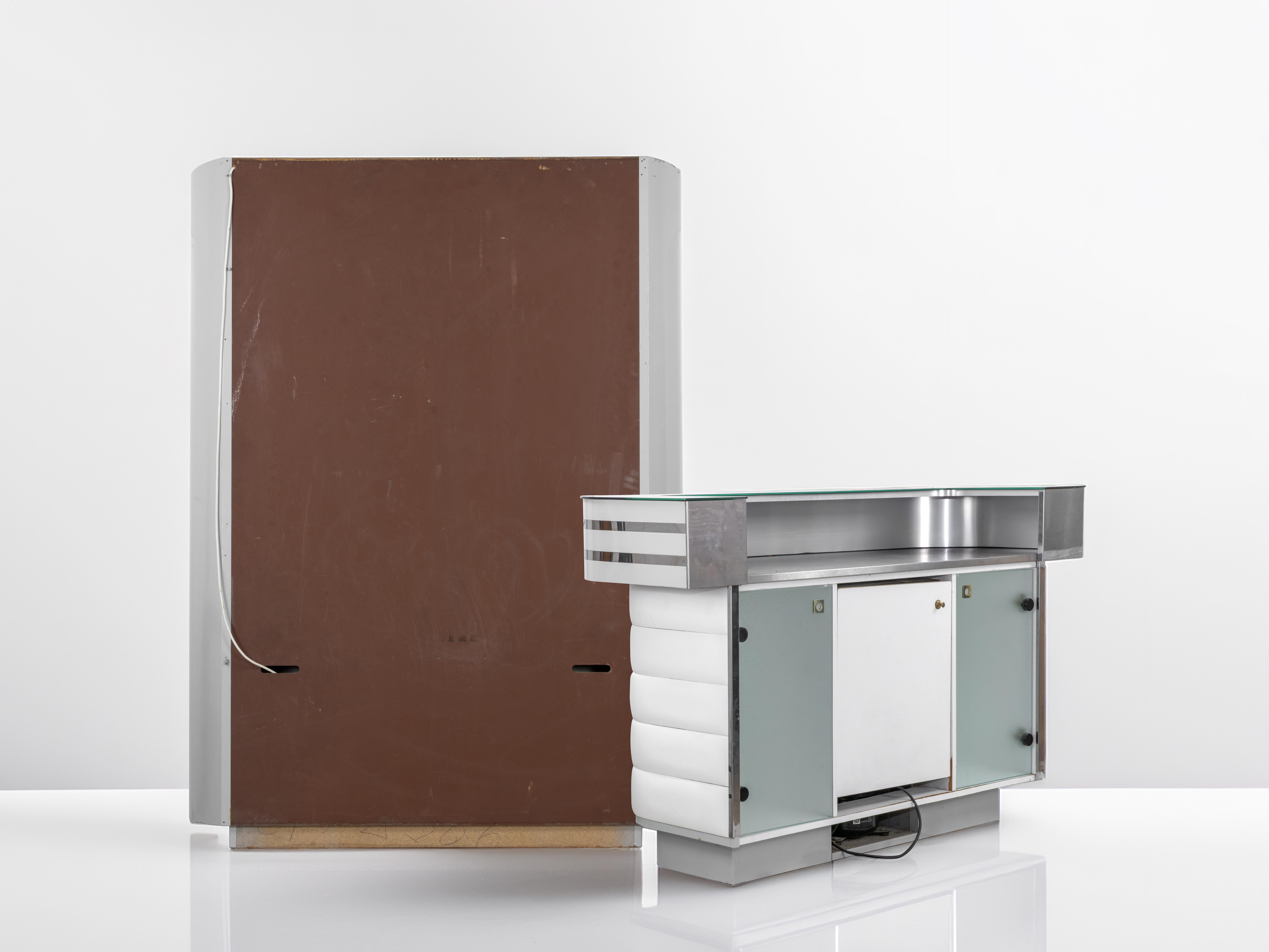 Rarísima y preciosa barra seca vintage diseñada por Willy Rizzo en la década de 1970. Cuero blanco, barras metálicas de plata.

El conjunto incluye: estantes iluminados, mostrador con tapa de cristal espejado, laterales de metal plateado y panel