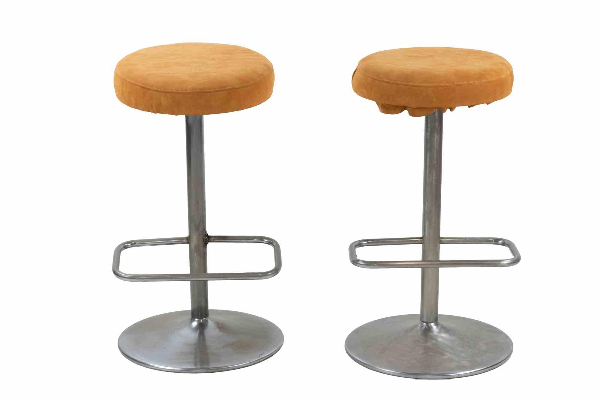 Schöne Vintage Dry Bar zugeschrieben Willy Rizzo, und in den 1970er Jahren realisiert. Helloranges Wildleder, verchromte Metallstangen.

Set bestehend aus zwei Hockern  mit Wildledersitzen.

Zum Set gehören außerdem: beleuchtete Ablagen, eine Theke
