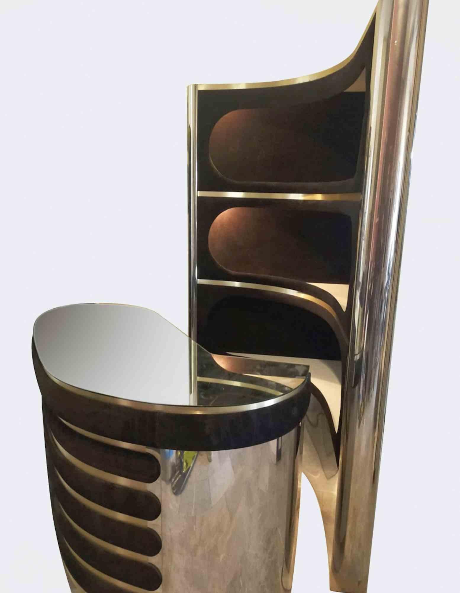 Top Seltene und herausragende Variante der ikonischen Vintage Dry Bar, die Willy Rizzo zugeschrieben und in den 1970er Jahren realisiert wurde. Schwarzes Wildleder, verchromte Metallstangen, Messingstreifen.

Set bestehend aus drei Hockern.

Zum Set