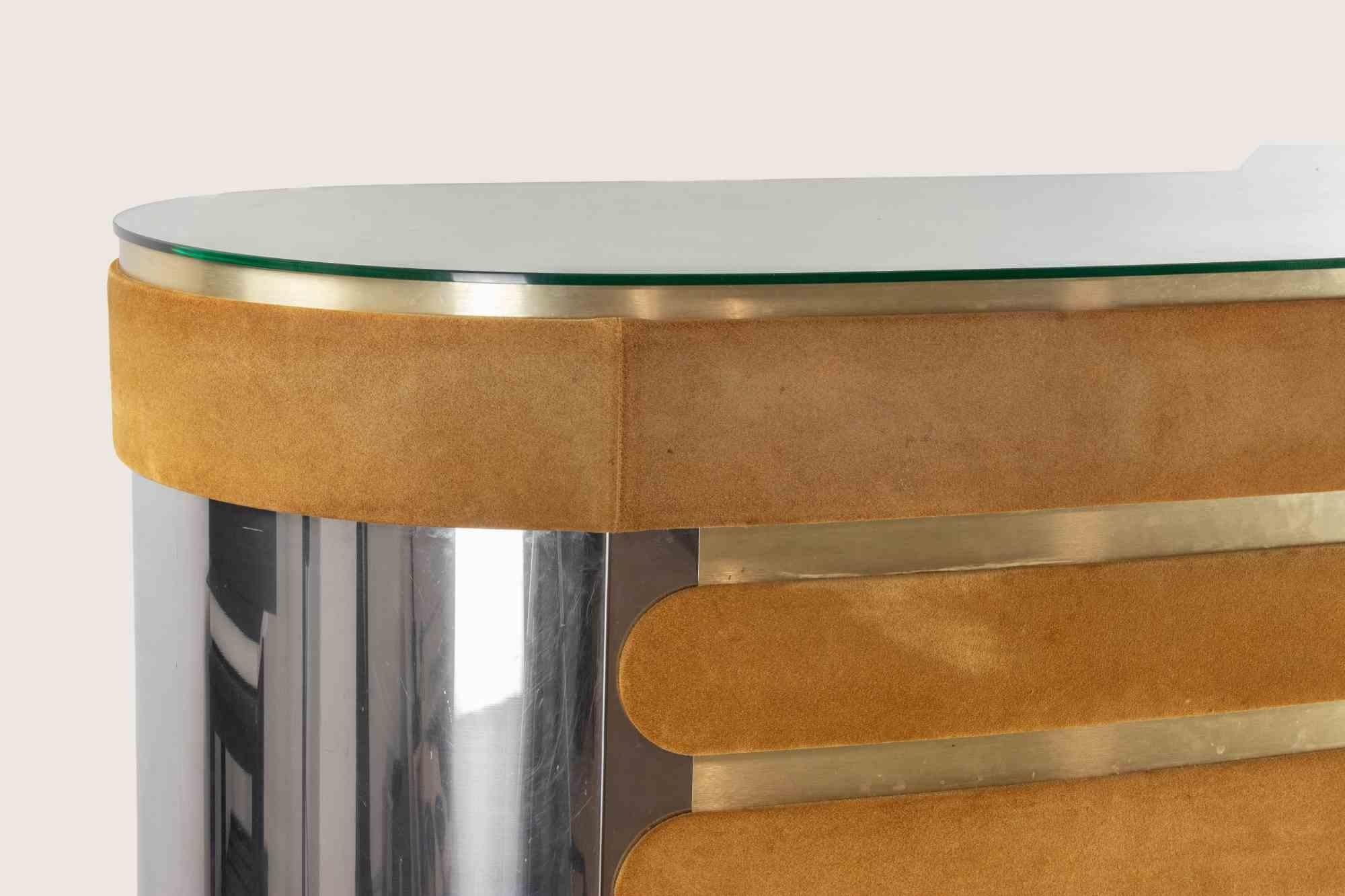 Seltene und schöne Vintage Dry Bar, die Willy Rizzo zugeschrieben wird und in den 1970er Jahren realisiert wurde. Senfgelbes Wildleder, verchromte Metallstangen.

Satz komplett von seiner ursprünglichen Plattform.

Zum Set gehören außerdem: