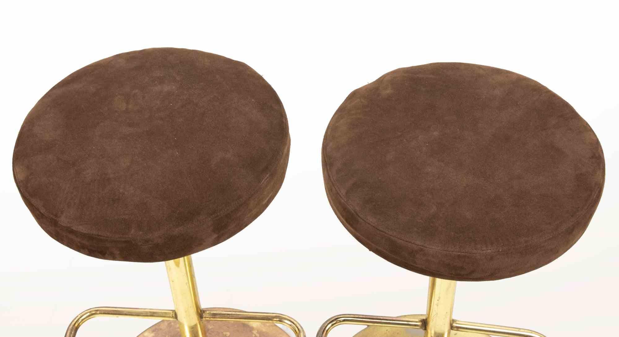 Raro e bellissimo dry bar d'epoca disegnato da Willy Rizzo negli anni '70. Camoscio marrone, barre dorate.

Il set comprende: scaffali illuminati, un bancone con piano in vetro specchiato, fianchi in metallo dorato, un pannello frontale in pelle
