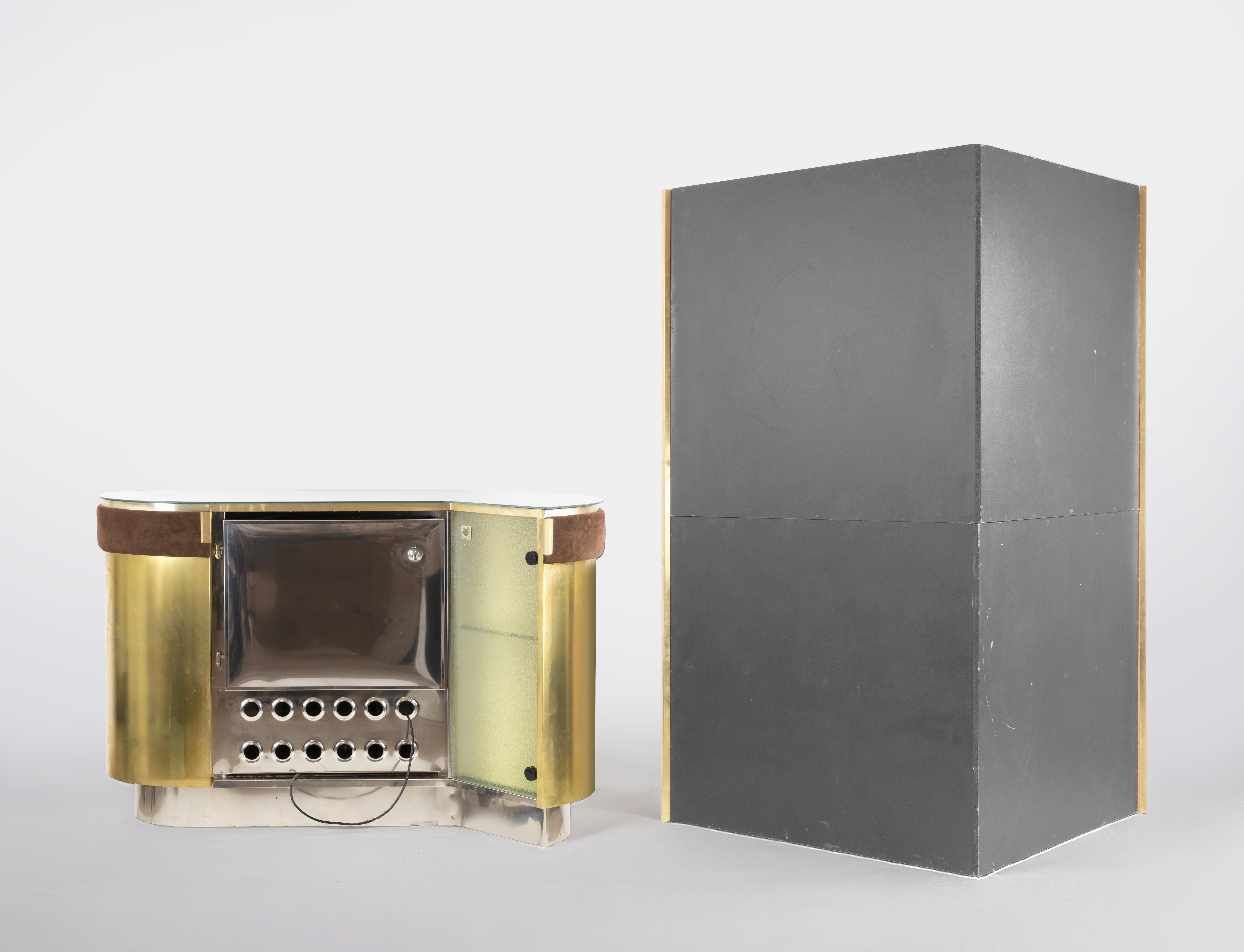 Rare and beautiful vintage dry bar designed by Willy Rizzo in the 1970s. Brown suede, golden bars.

The set includes: illuminated shelves, a counter with a mirrored glass top, golden metal sides and a suede front panel.

Shelf Dimensions: H. 75.98