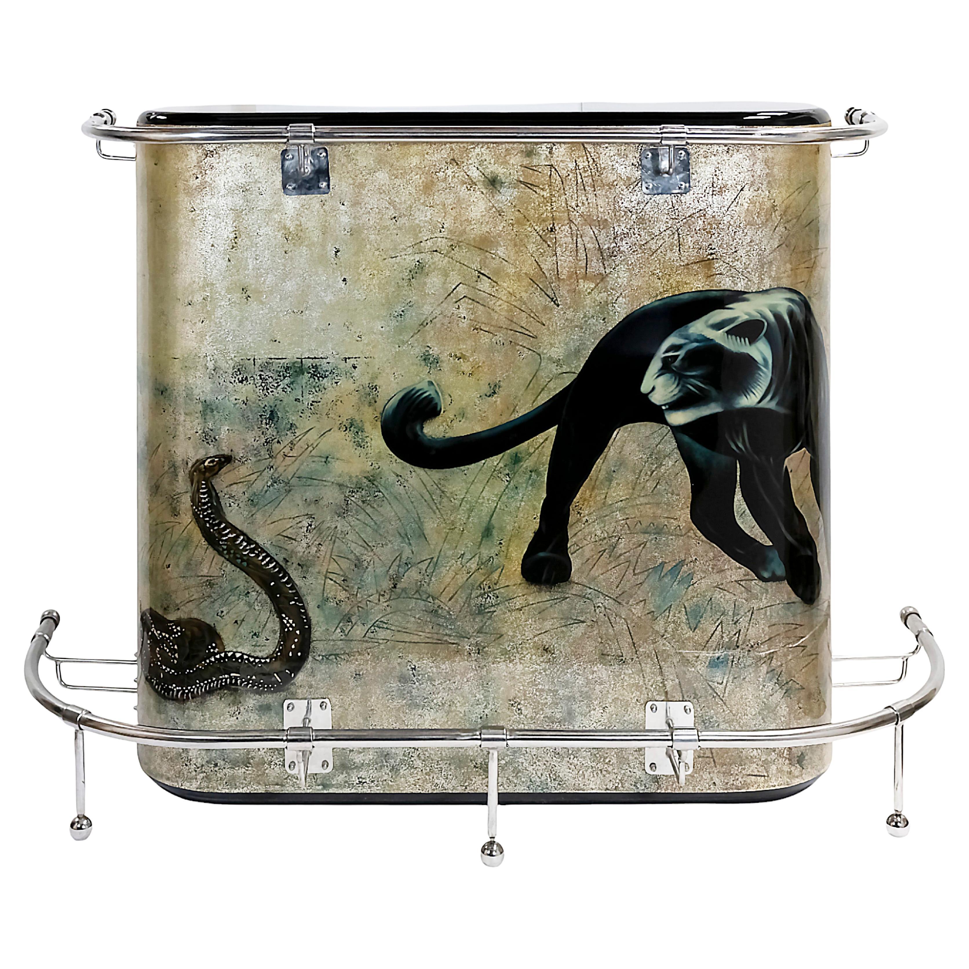 Dry bar vintage con panter e cobra in stile Jean Dunand.
Il bar è realizzato in legno e compensato ed elementi in metallo. La parte anteriore è decorata con la pittura, mentre la parte superiore è verniciata in nero. La parte interna è aperta con