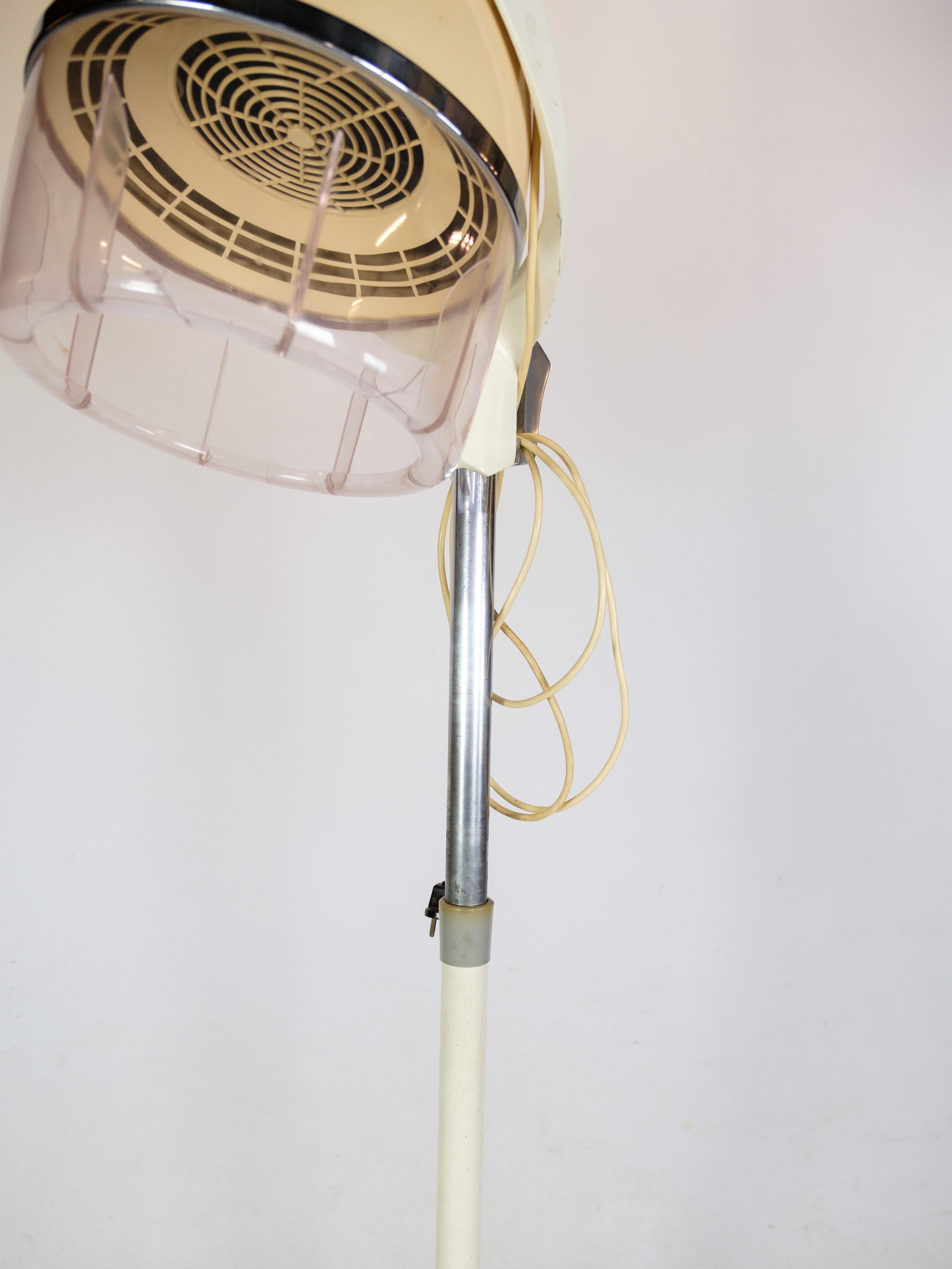 Ancien casque de séchage rétro sur un support à roulettes, modèle Impérial de la période des années 1950.
Mesures en cm : H:168