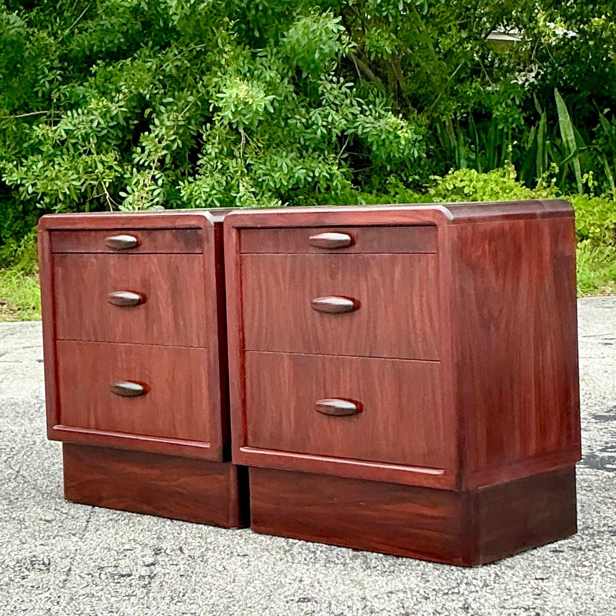Lleva el icónico estilo de mediados de siglo a tu dormitorio con este juego de cama queen vintage Drylund de palisandro. Fabricado con un impresionante palisandro, este conjunto muestra el rico veteado y las elegantes líneas que definen la elegancia