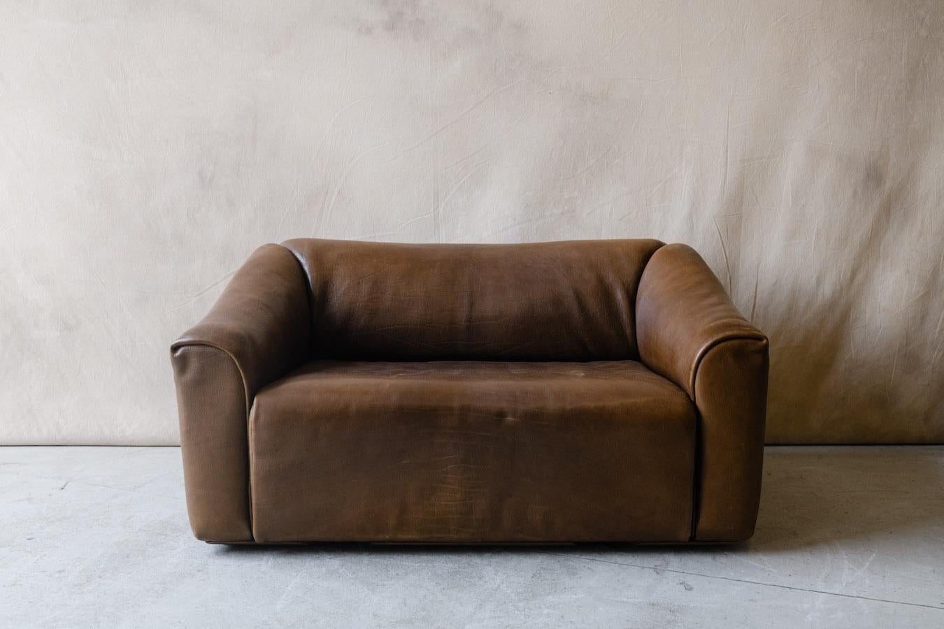 Vintage Swiss DS-47 Buffalo leather 2-seater sofa by De Sede, 1970s. The thick neck leather is 5mm thick and very durable. The seat extends up to 9