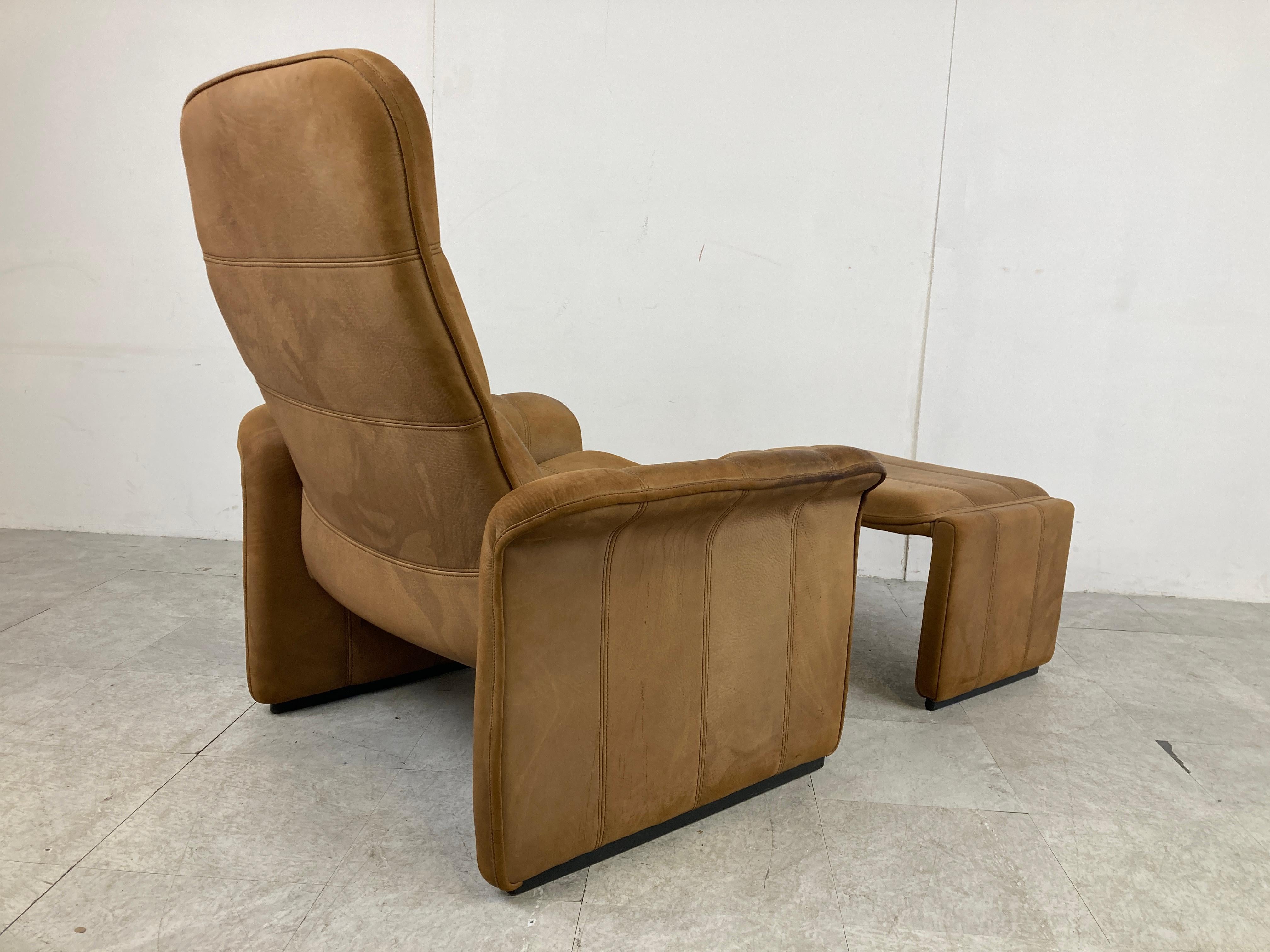 Mid-Century Modern Ledersessel Modell DS50 mit Ottomane von Desede.

Dieser schöne Sessel aus Büffelleder ist reine Qualität und hat eine verstellbare Rückenlehne.

Guter Zustand.

1970er Jahre - Schweiz

Abmessungen:
H 37.01 in. x B 33.86