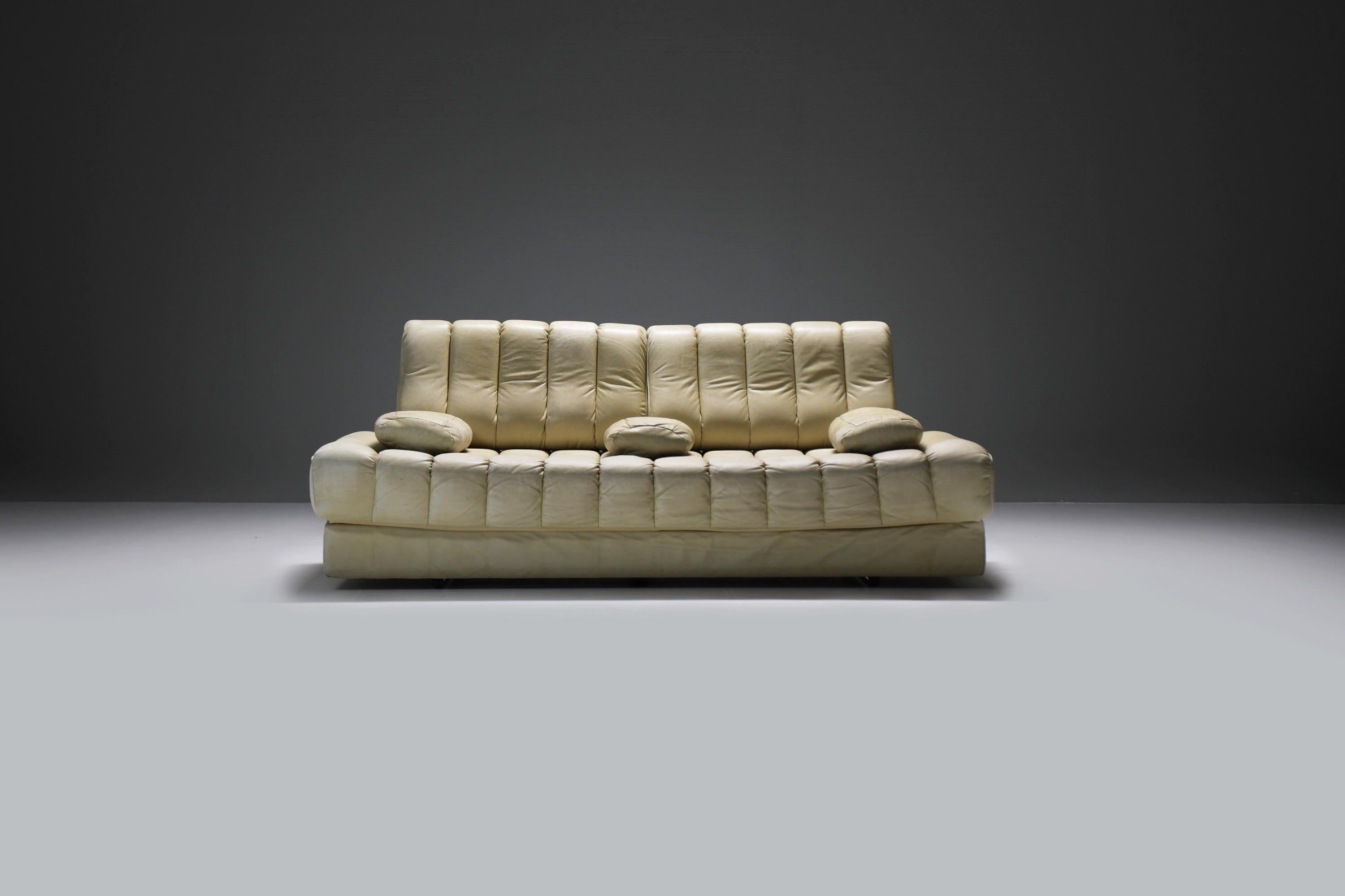 Great DS-85 daybed in original, natural leather.
Designed by Team De Sede for The Sede Swiss

This DS 85 daybed was manufactured in the 1960s by de Sede in Switzerland. This versatile sofa or loveseat can be opened out into a double bed. This piece