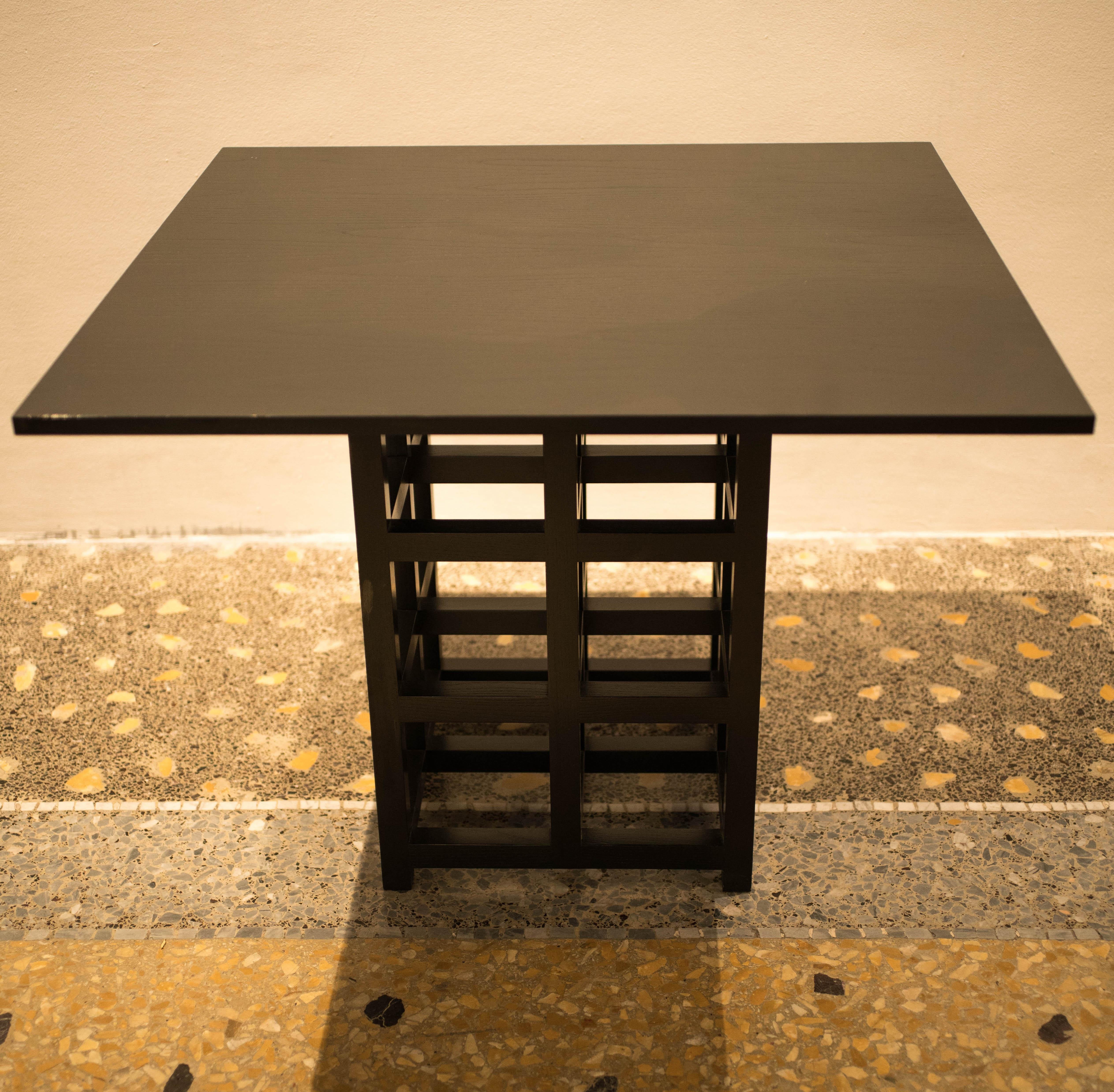 This DS2 Mackintosh table is an elegant table designed by Charles Rennie Mackintosh (1868-1928) and realized by the Italian designer furniture Cassina ?in 1980s.

Made in Italy.

Dimensions: cm 100 x 100 (tabletop) x 78 (height) x 50