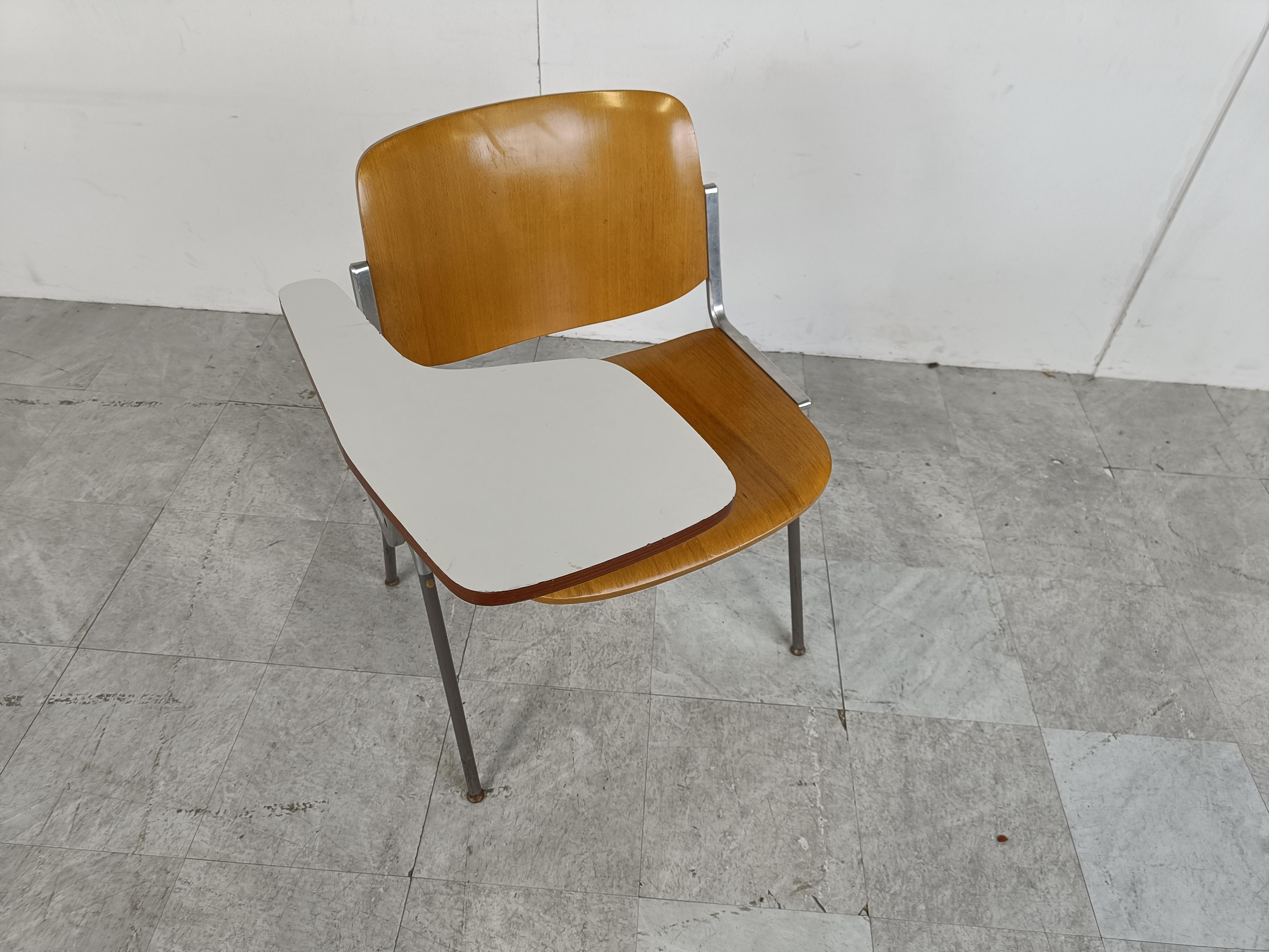 Vintage DSC 106 Stuhl mit klappbarem Tisch, entworfen von Giancarlo Piretti für Castelli.

Seltenes Modell mit Klapptisch.

Guter Zustand

1970er Jahre - Italien

Abmessungen:
Höhe: 78cm/30.70