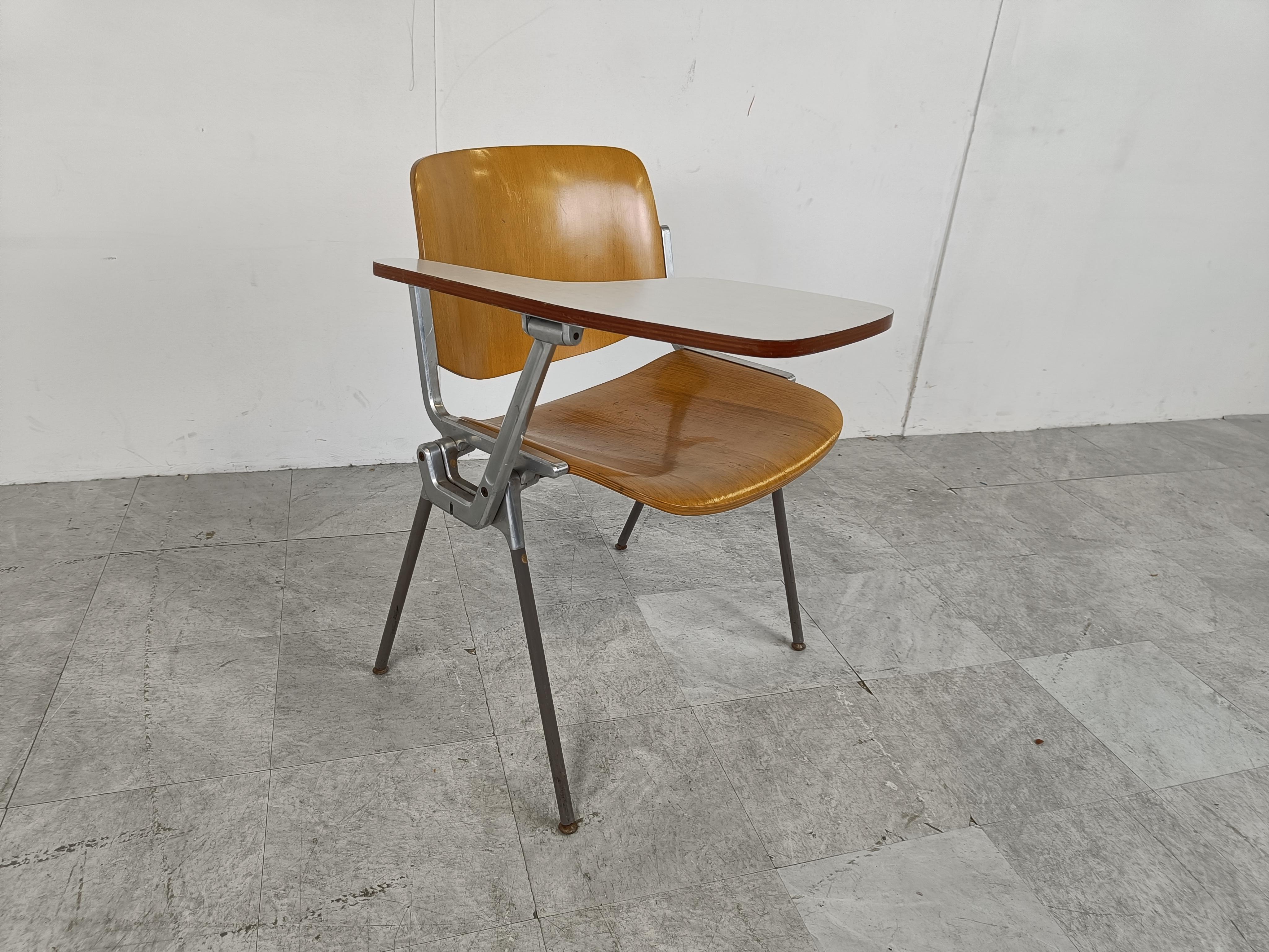 Vintage Dsc 106 Chair by Giancarlo Piretti for Castelli with Folding Table, 1970 In Good Condition For Sale In HEVERLEE, BE